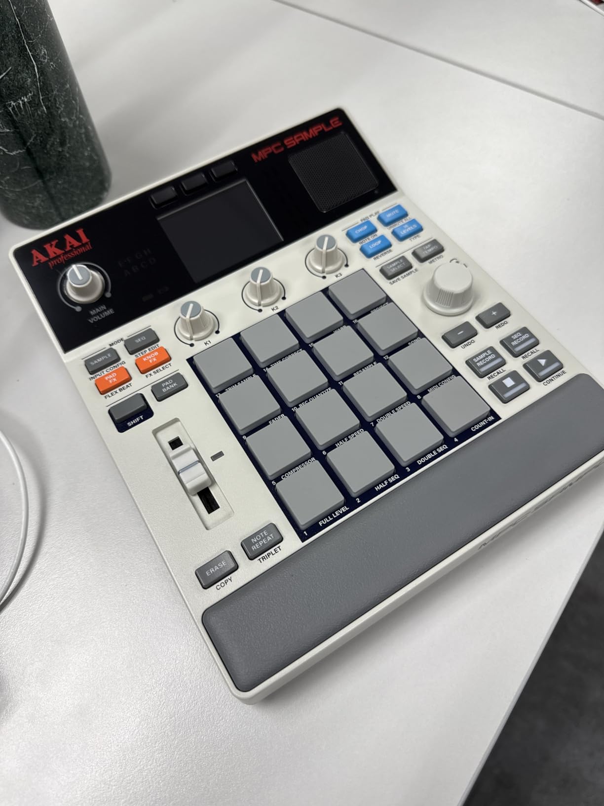 Akai Professional MPC Sample Portable Sampler | Standalone, Rechargeable Battery, USB-C, Speaker, Microphone, for Sampling, Sequencing and Music Production customer photo 2
