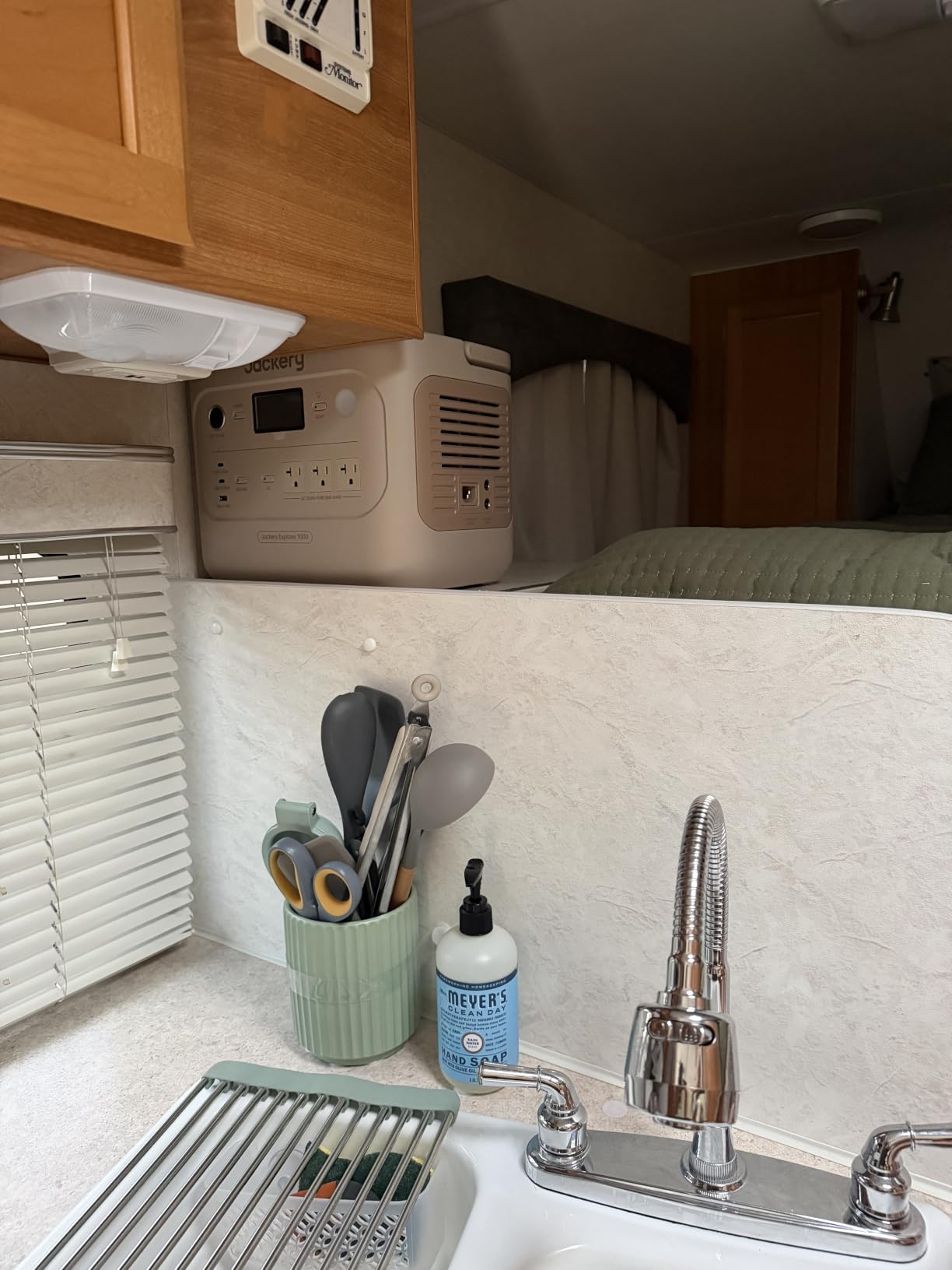 Jackery Explorer 1000 v2 Portable Power Station, 1070Wh, 1500W (Dune White) | 1 Hr Fast Charge, LiFePO4 Battery, 100W USB-C Output, Solar Generator for Camping, Emergency, RV, Off-Grid Living customer photo 1