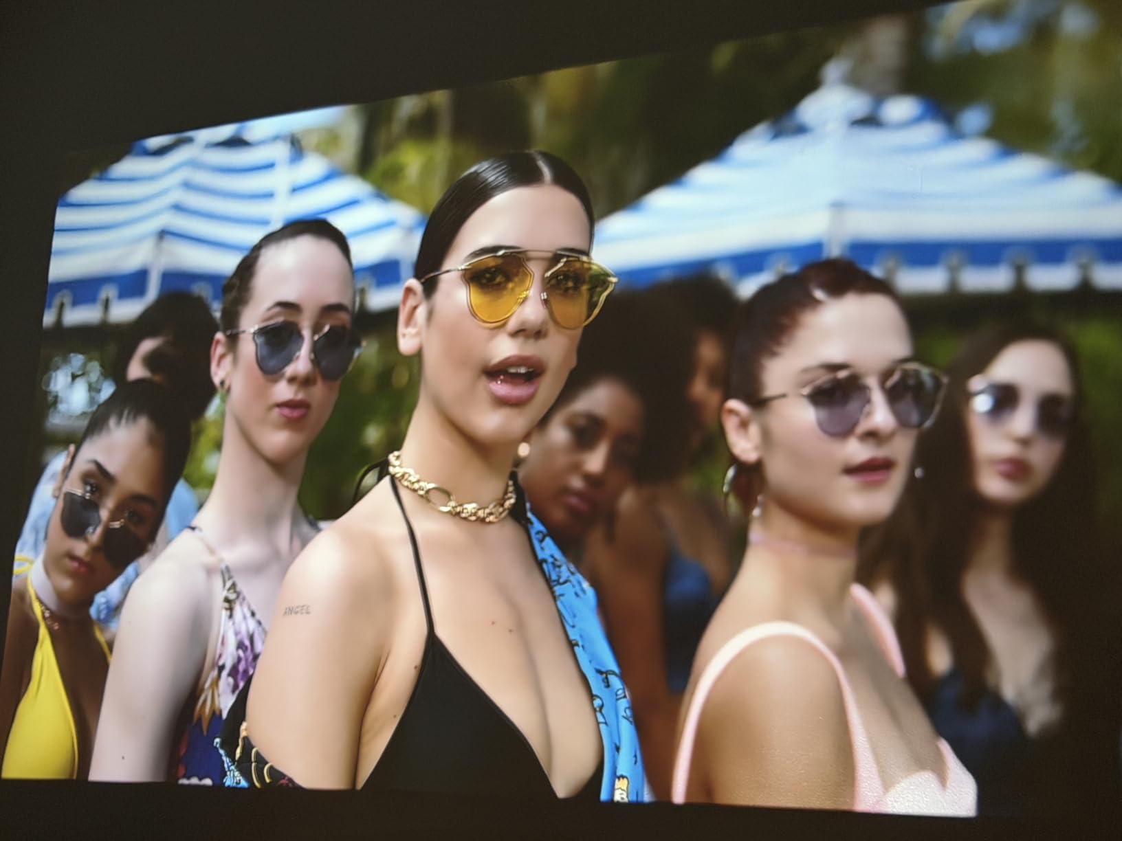 [2000 ANSI Daylight Visible] Native 1080P Smart Video Projector 4K 8K Input, Android 14 Projecteur Portatif with HiFi Sound, Auto Focus & Keystone, WiFi Bluetooth Home Theater for iPhone/Netflix X7 customer photo 2