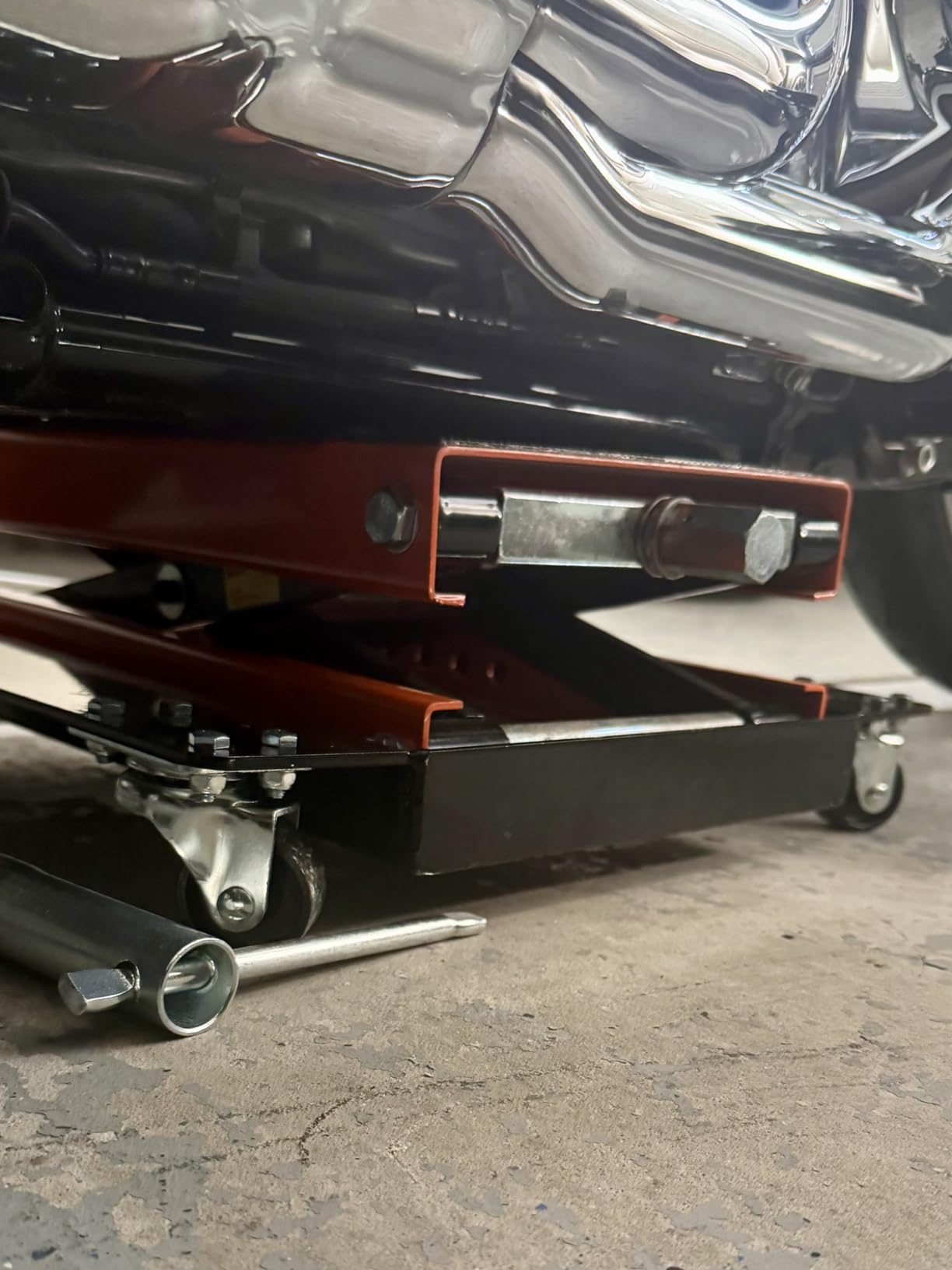 VEVOR Hydraulic Motorcycle Lift Jack, 1100 lbs Capacity, Scissor Lift Jack Portable Motorcycle Hoist Stand with 6 Wheels, 4.72