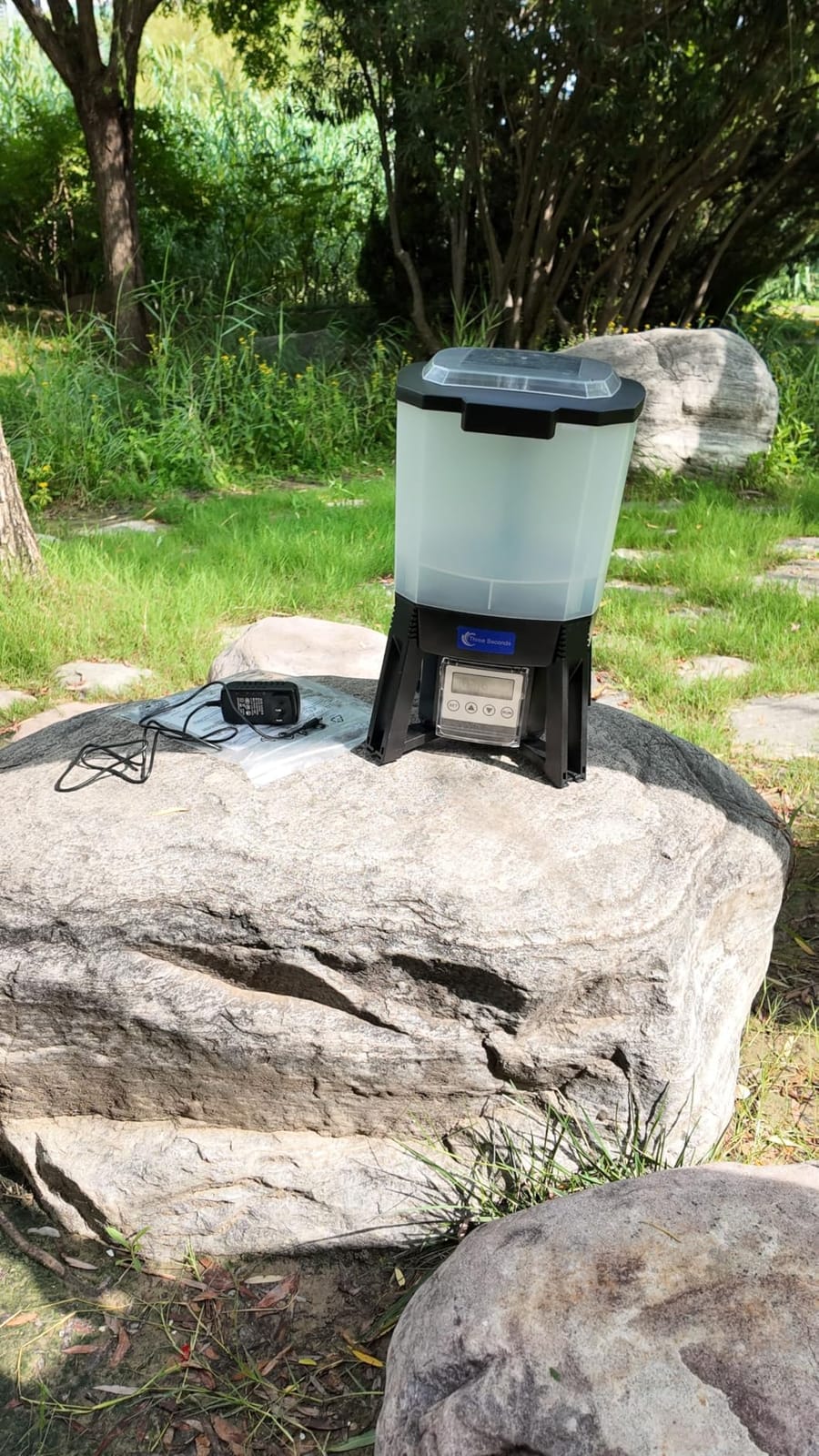 Three Seconds Solar Automatic Fish Feeder for Pond | 6L Capacity Fish Feeder, LCD Display, Programmable Automatic Timed Feeding for Koi Pond, Solar, AC Electric & Battery Power customer photo 1