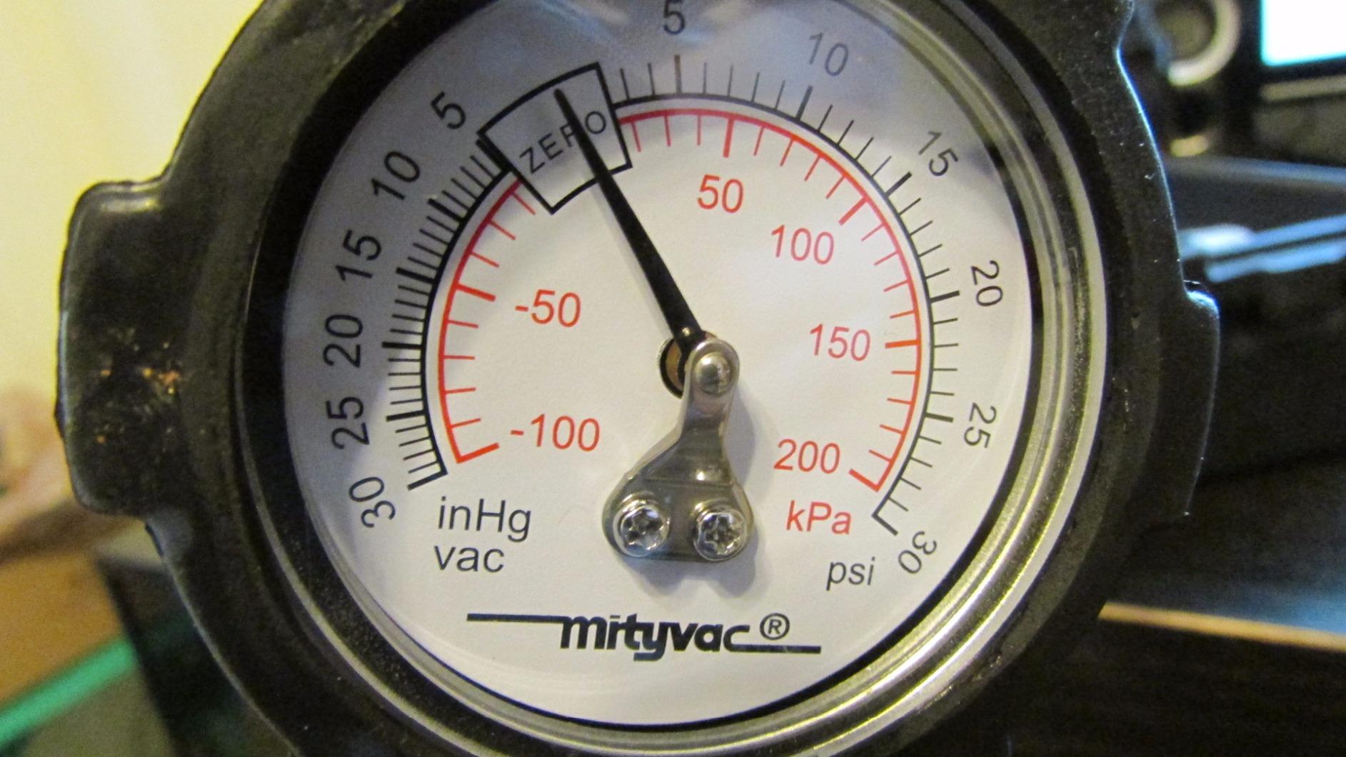 Mityvac MV8500 Silverline Elite Automotive Brake/Clutch Bleeding, Diesel Fuel Priming and Vacuum/Pressure Testing Kit, Ergonomic Design, Zinc-aluminum Die Cast, MV8510 Pump, 4.5oz Fluid Reservoir customer photo 1