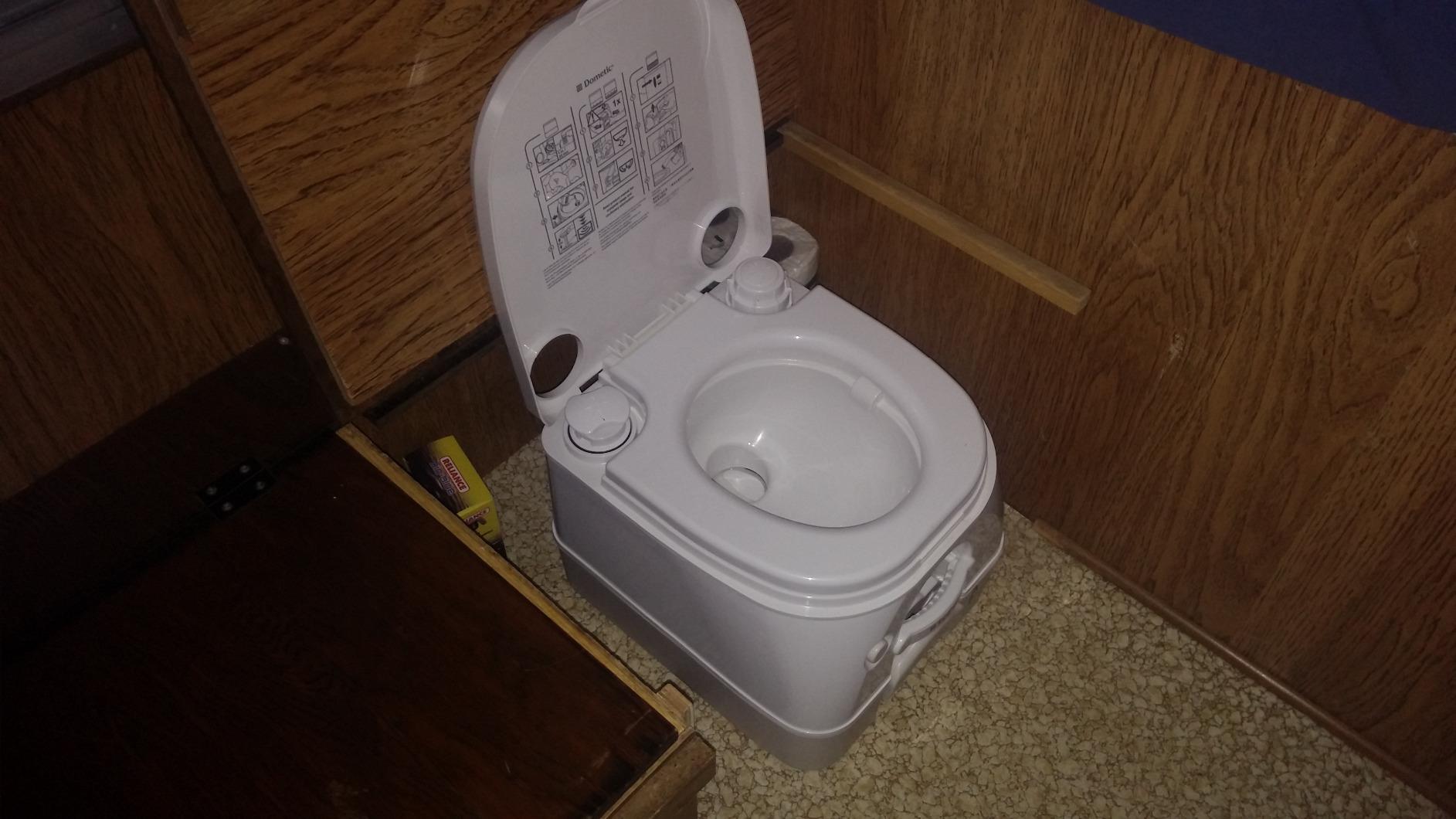Dometic 301097606 Portable Toilet 5.0 Gallon, Gray customer photo 2
