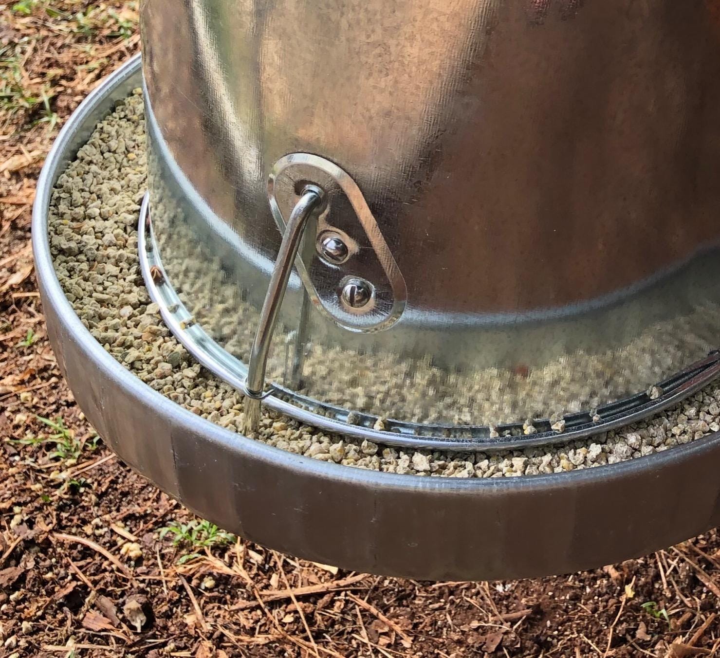 Harris Farms 1000293 Galvanized Hanging Poultry Feeder, 15 lbs, Metal customer photo 2