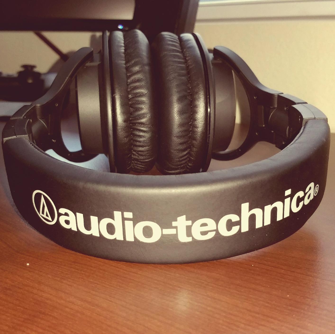 Audio-Technica ATH-M40x Professional Studio Monitor Headphone, Black, with Cutting Edge Engineering, 90 Degree Swiveling Earcups, Pro-Grade Earpads/Headband, Detachable Cables Included customer photo 1