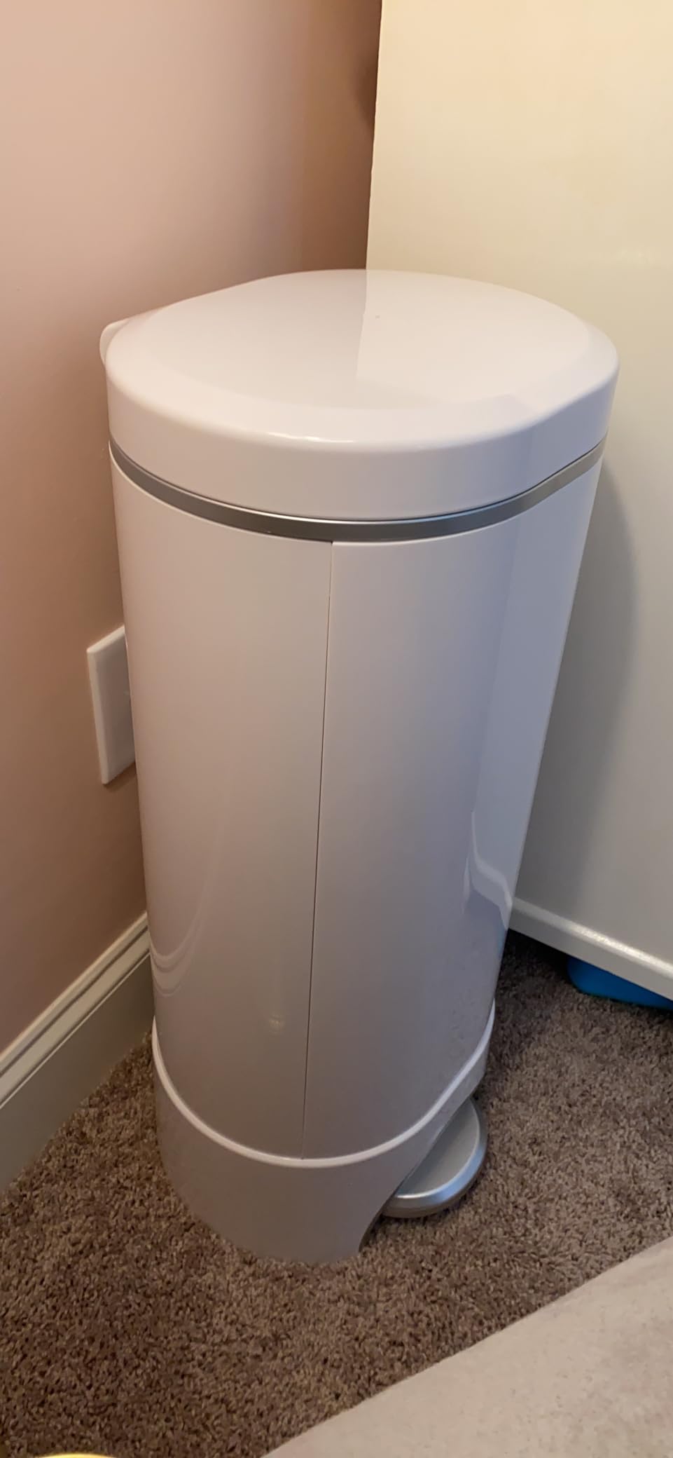 Munchkin® STEP™ Diaper Pail Powered by Arm & Hammer, #1 in Odor Control, Award-Winning, Includes 1 Snap, Seal & Toss™ Bag, 1 Starter Refill Ring, and 1 PUCK™ Baking Soda Cartridge customer photo 1