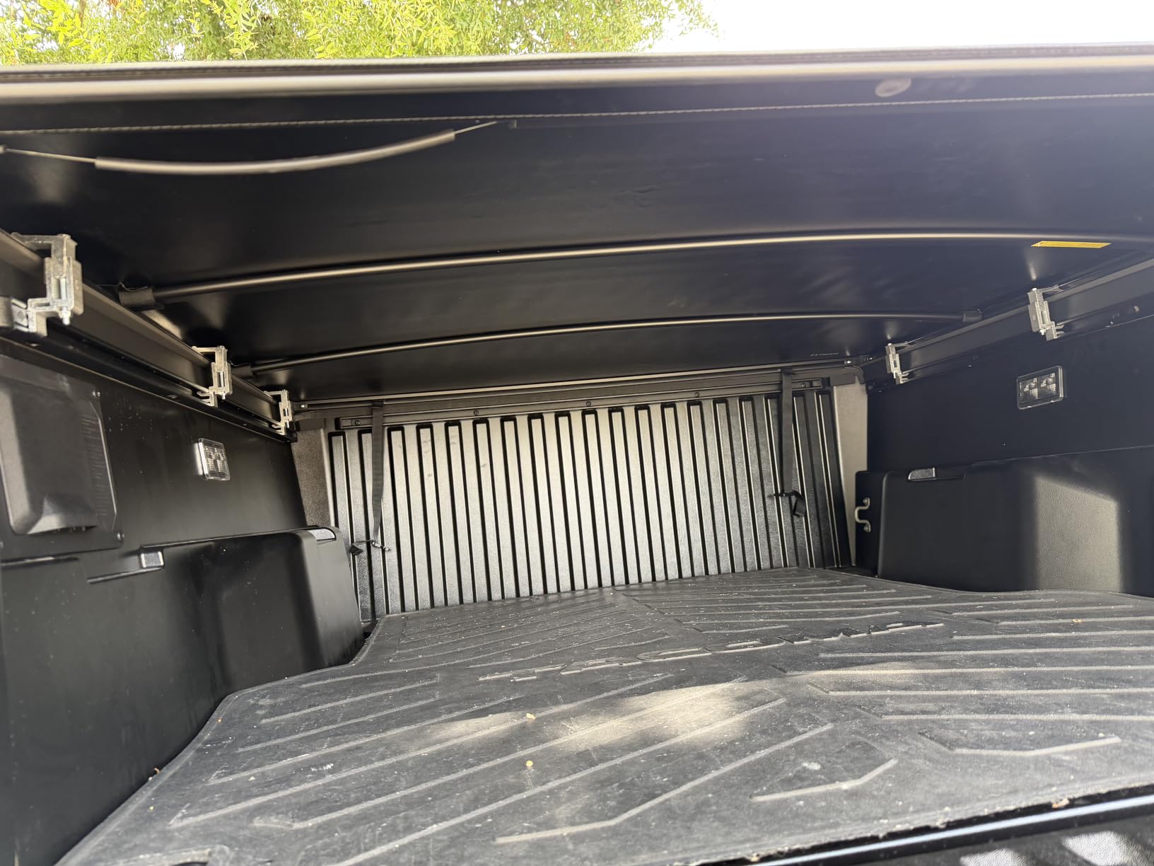 Tyger Auto T1 Soft Roll-up Truck Bed Tonneau Cover Compatible with 2016-2023 Toyota Tacoma | 5' (60