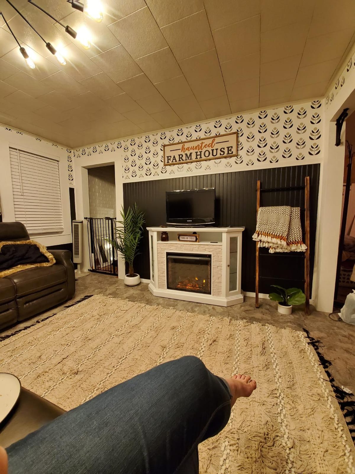 SEI Furniture - Redden Corner-Convertible Electric Fireplace - White - Transitional Design, White Glass and Wood - Ideal for Living Room, Bedroom (FE9393) customer photo 2