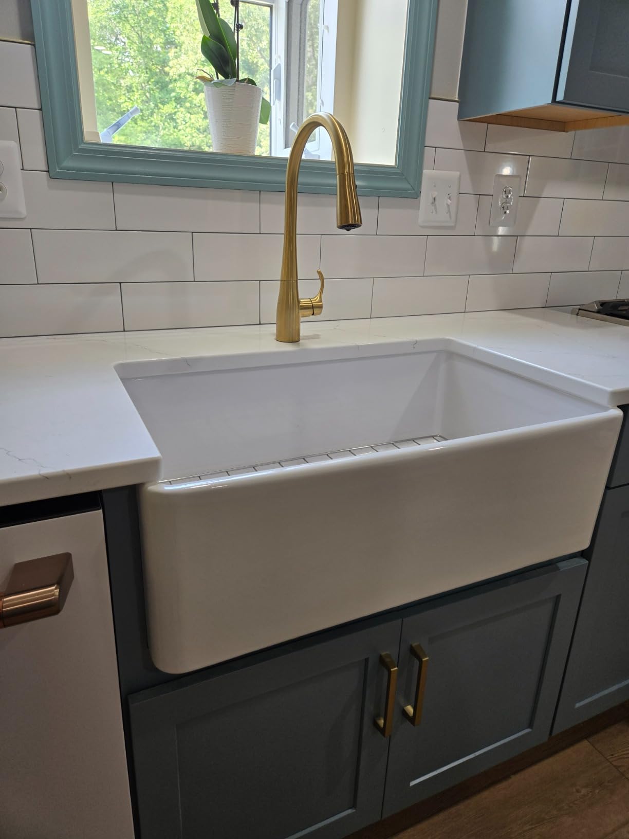 BOCCHI Classico Farmhouse Apron Front Fireclay 30 in. Single Bowl Kitchen Sink with Protective Bottom Grid and Strainer in White customer photo 1