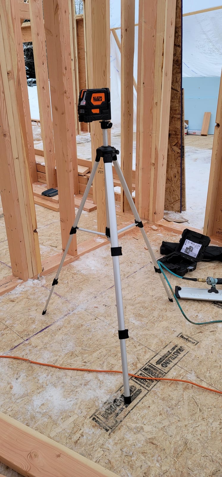 Klein Tools 93LCLS Self-Leveling Class II (≤ 1mW) Laser Level with Bright Red Cross Lines and Plumb Spot, Magnetic and Ceiling Clamp Mounting customer photo 1