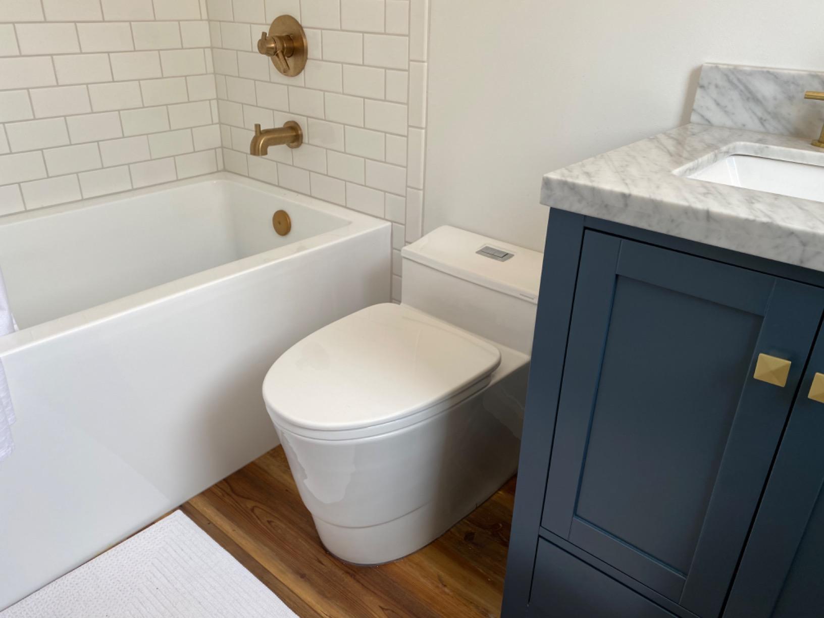 WOODBRIDGE T-0018/B-0735 Dual Flush Elongated One Piece Soft Closing Seat, Comfort Height, White T-0018/B0735, Modern Toilet customer photo 1