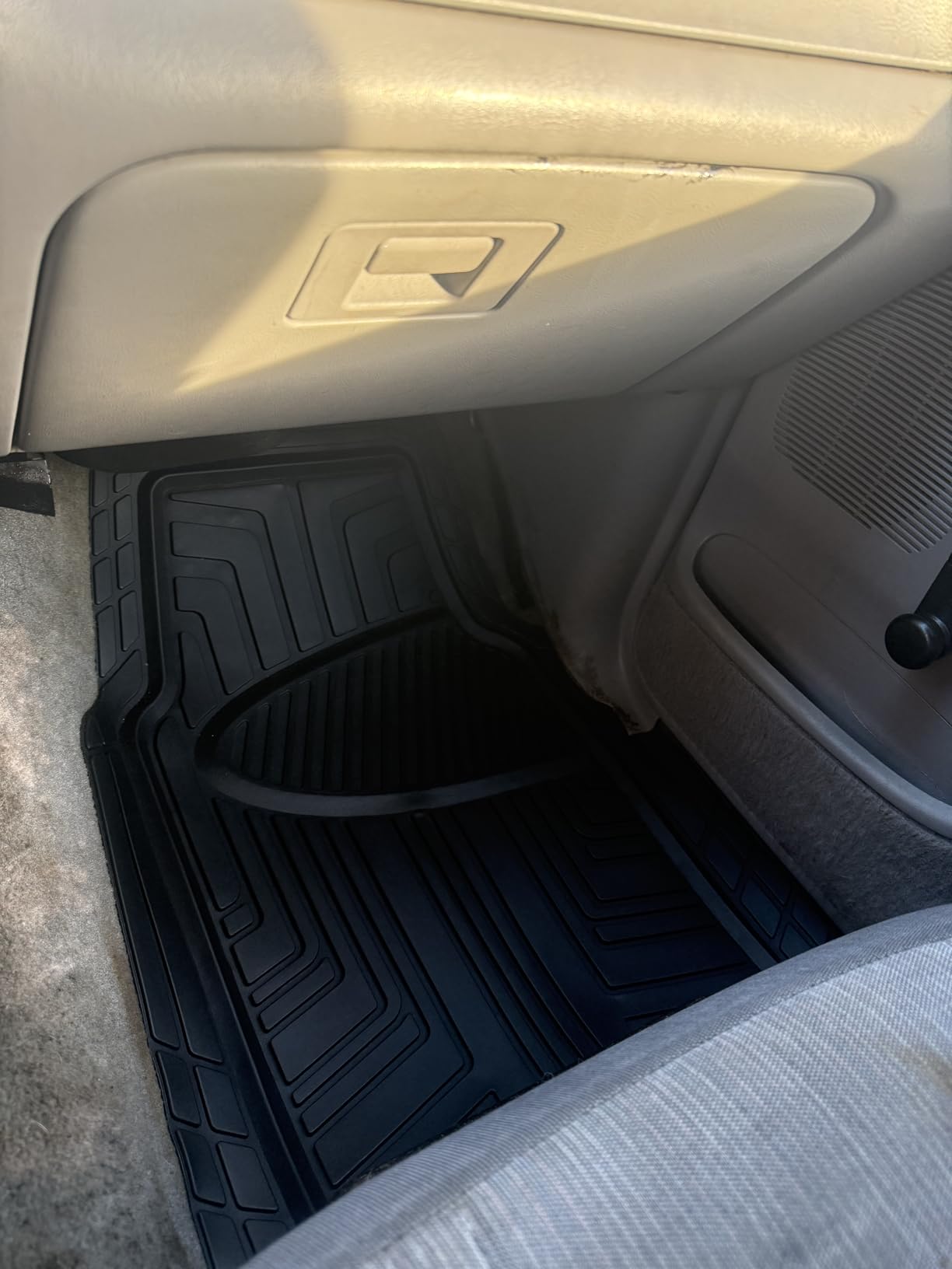 Amazon Basics 2-Piece Premium All-Season Anti-Slip Rubber Floor Mats for Cars, SUVs and Trucks, Universal Trim to Fit, Black customer photo 1