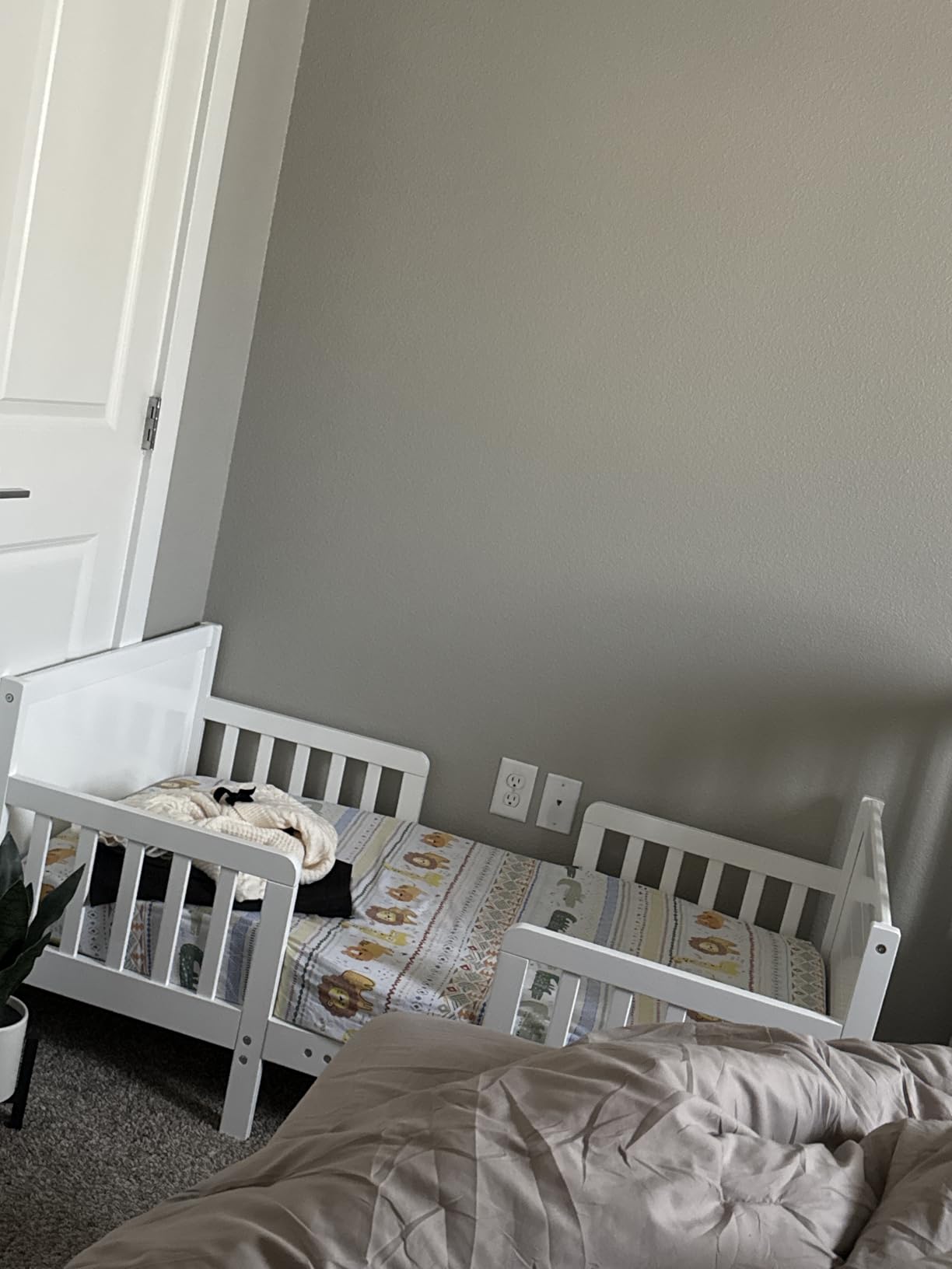Dream On Me Hudson 3-in-1 Convertible Toddler Bed, 4 Safety Guard Rails, Low-to-Floor Design, Greenguard Gold & BSA Certified, Solid New Zealand Pinewood, Converts to Chairs & Table – White customer photo 2