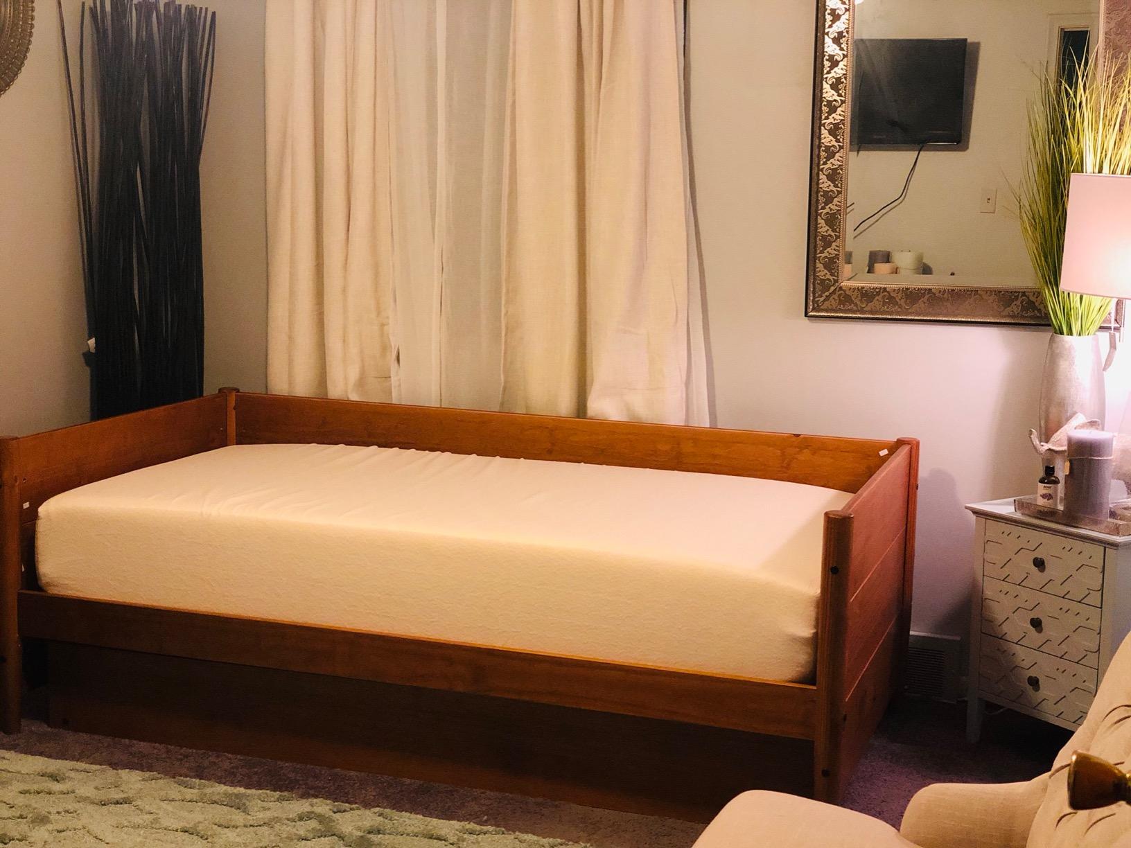Camaflexi Mid-Century Modern Daybed & Trundle/Solid and Manufactured Wood/Panel Headboard/No Box Spring Needed/Foundation has 14 Wood Slats/Twin Trundle/Easy Assembly, Castanho Finish, Twin. customer photo 1