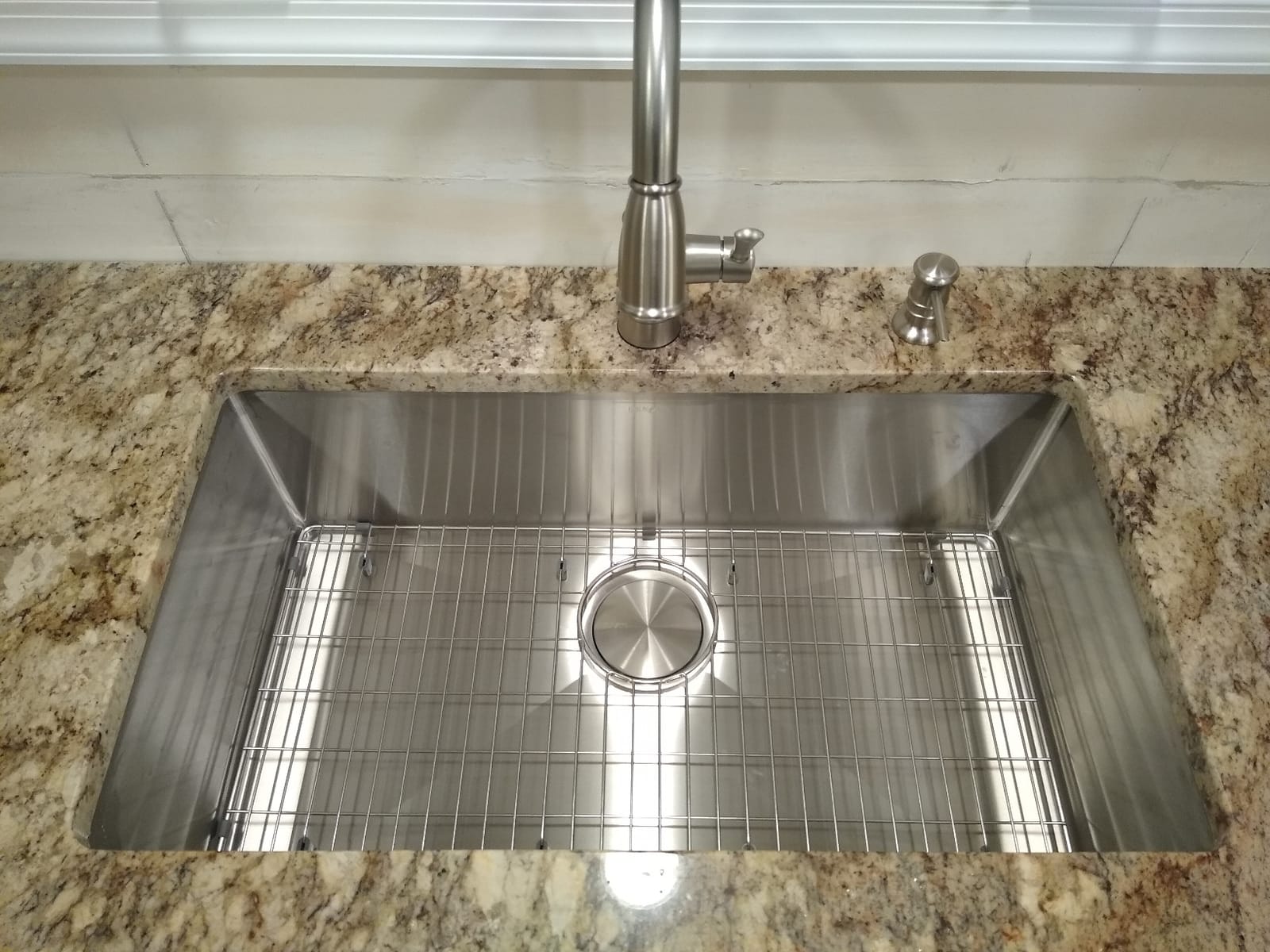 Ruvati 27-in 16-Gauge Rounded-Corner Undermount Kitchen Sink - RVH7127 customer photo 2