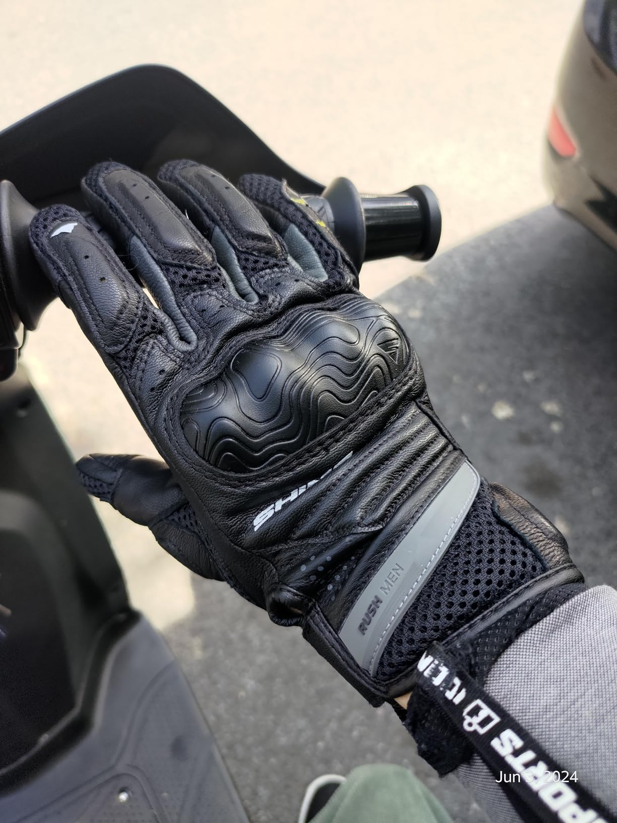 SHIMA Rush Motorcycle Gloves Men Leather Textile Short Summer Biker Armoured Protectors Motorbike Perforated Ventilated Touchscreen Motorsport Glove Lightweight Motocross (Mens, Black, L) customer photo 1