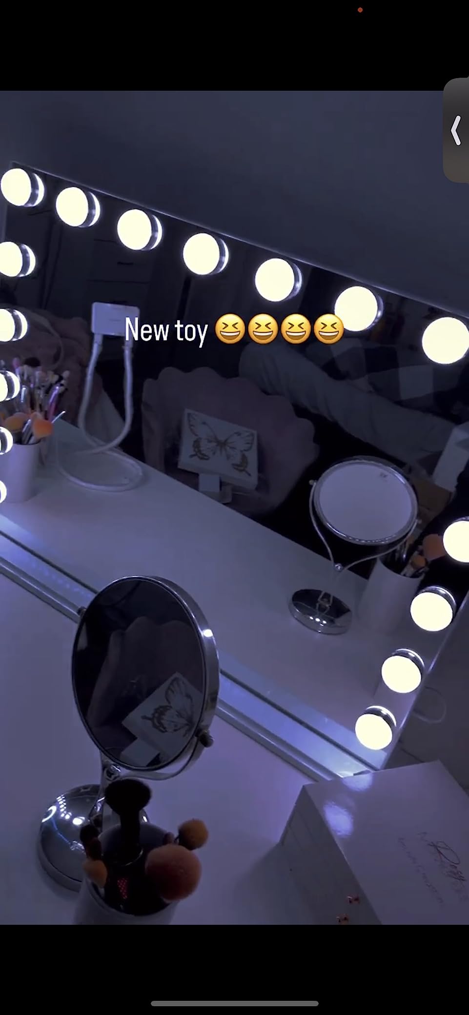 Hansong Vanity Mirror with Lights and Bluetooth Speaker 32