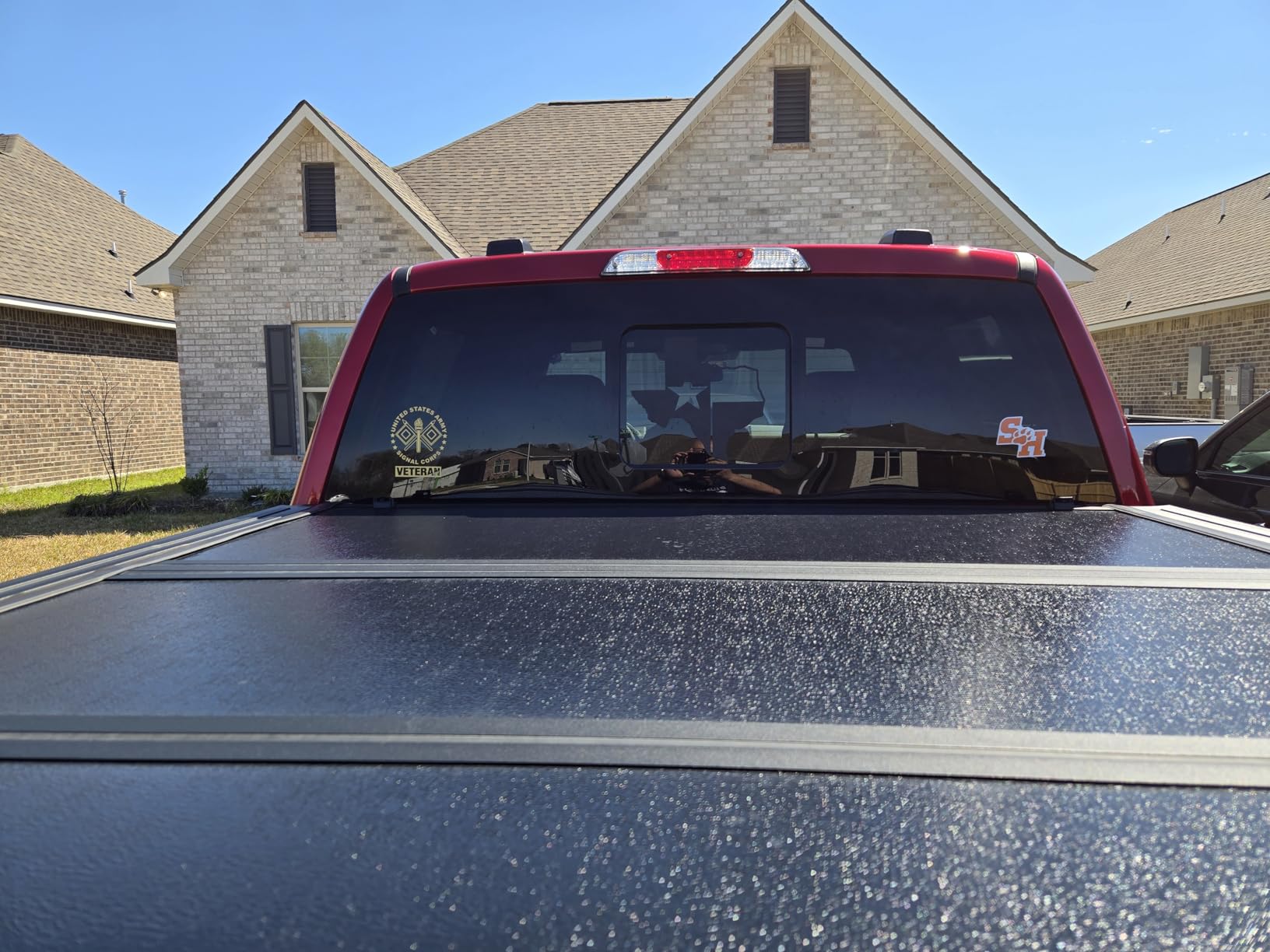 Gator EFX Hard Tri-Fold Truck Bed Tonneau Cover - Heavy-Duty Truck Bed Protection - Durable Aluminum Panels - Hard Folding Tonneau Cover - 2021-2026 Ford F-150 (incl. Raptor/Lightning) - 5'7