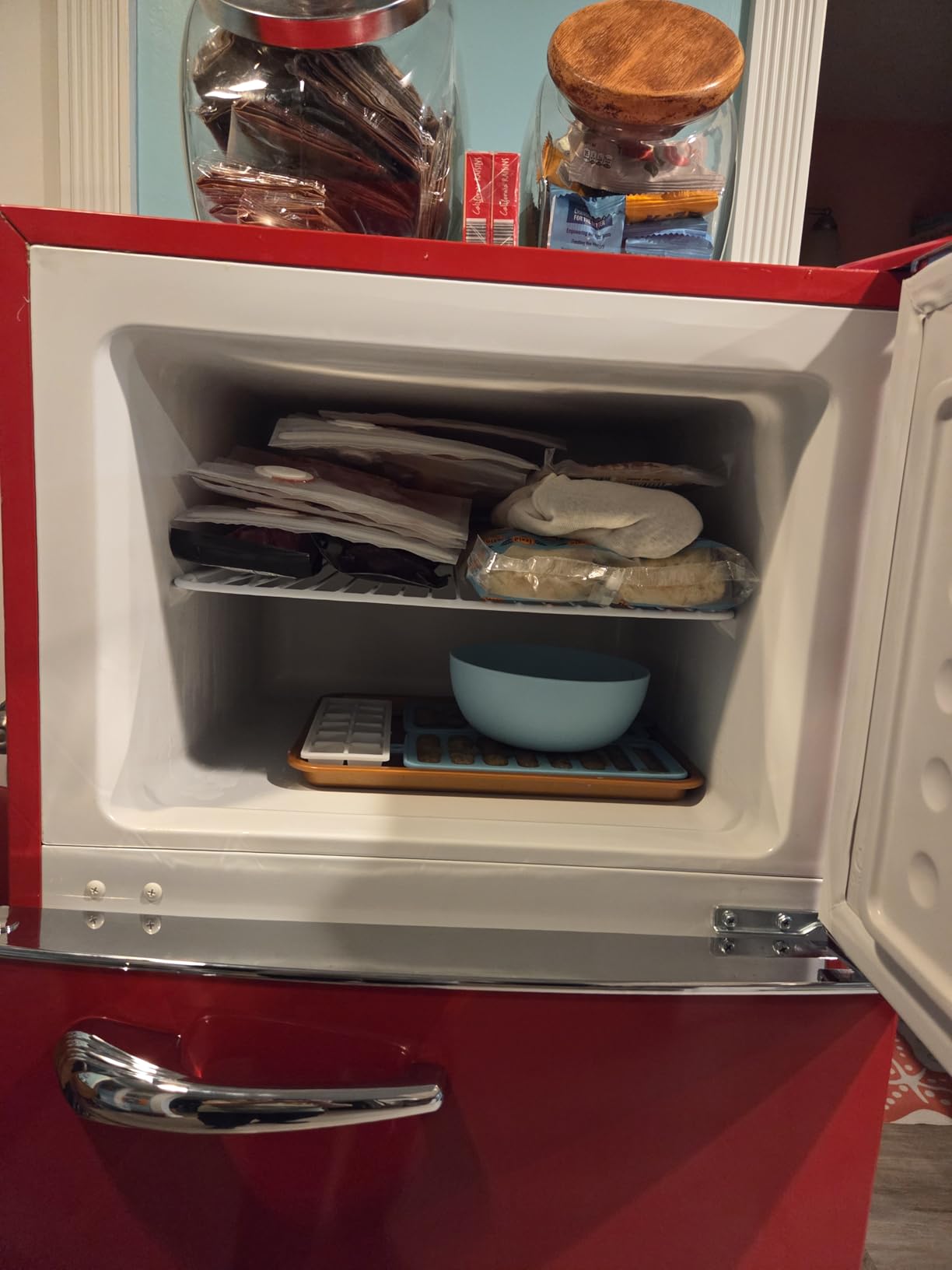 Frigidaire EFR786 Retro Apartment Size Refrigerator with Top Freezer - 2 Door Fridge with 7.5 Cu Ft of Storage Capacity, Adjustable Spill-Proof Shelves, Door & Crisper Bins, Black customer photo 1
