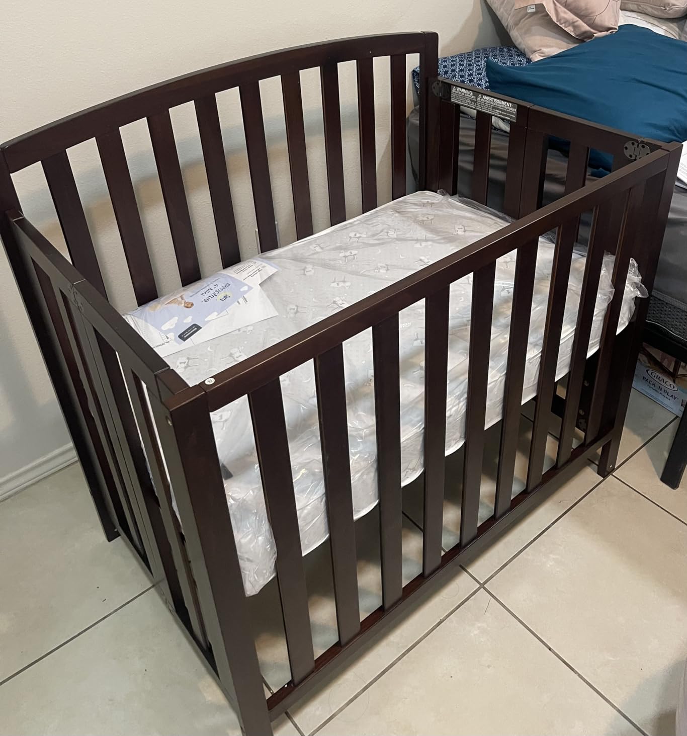 DaVinci Dylan 3-in-1 Convertible Portable Mini Crib, Espresso customer photo 1