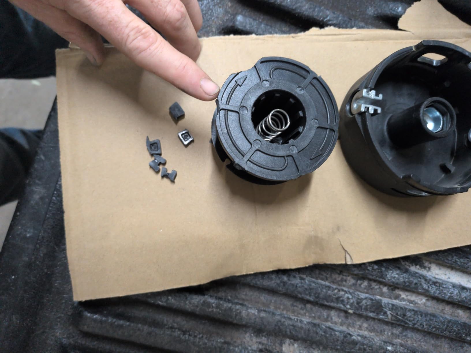 ERGIT 25-2 Bump Feed Trimmer Head for Stihl Weedeater FS55 FS55R FS56 FS56RC FS70 FS70R FS80 FS85 FS90 FS91R FS94R FS100RX FS110 FS120 FS130 FS131 FS240 FS250 customer photo 1