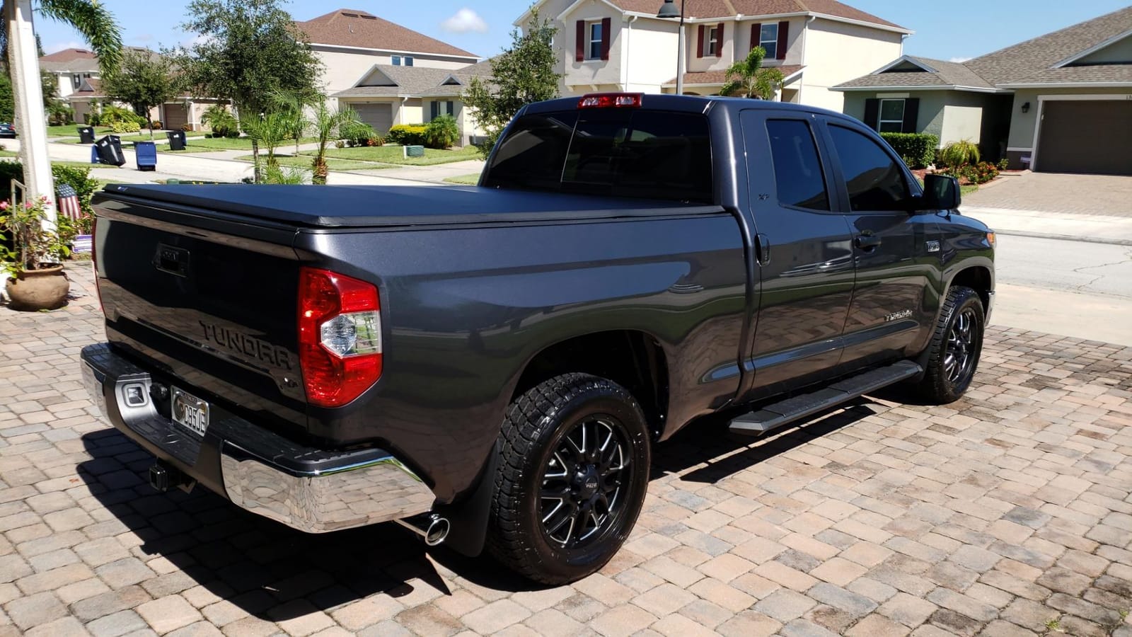 Tyger Auto T3 Soft Tri-fold Truck Bed Tonneau Cover Compatible with 2022-2026 Toyota Tundra | 5.5' (67