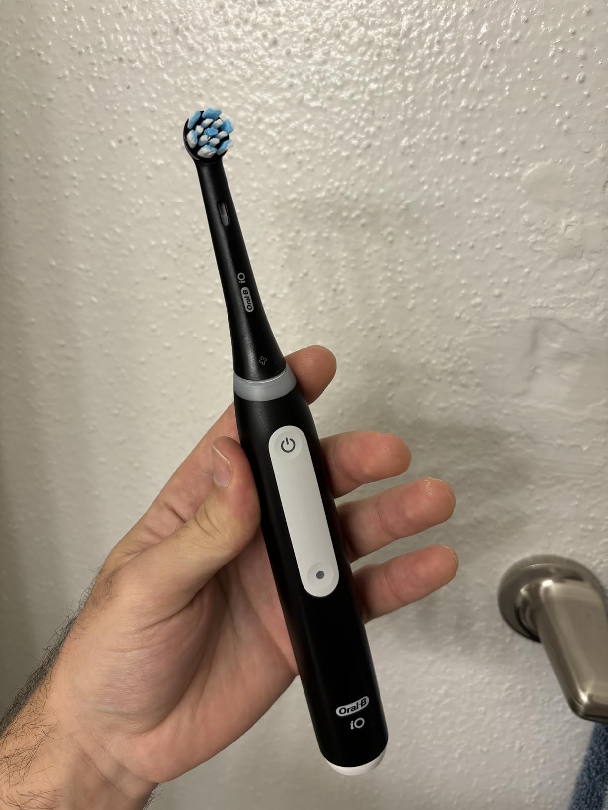 Oral-B Rechargeable Electric Toothbrush, iO3 Limited Deep Clean, 3 Cleaning Modes, Visual Pressure Sensor to Protect Gums, 2 Brush Heads, Travel Case, ICY Blue customer photo 2