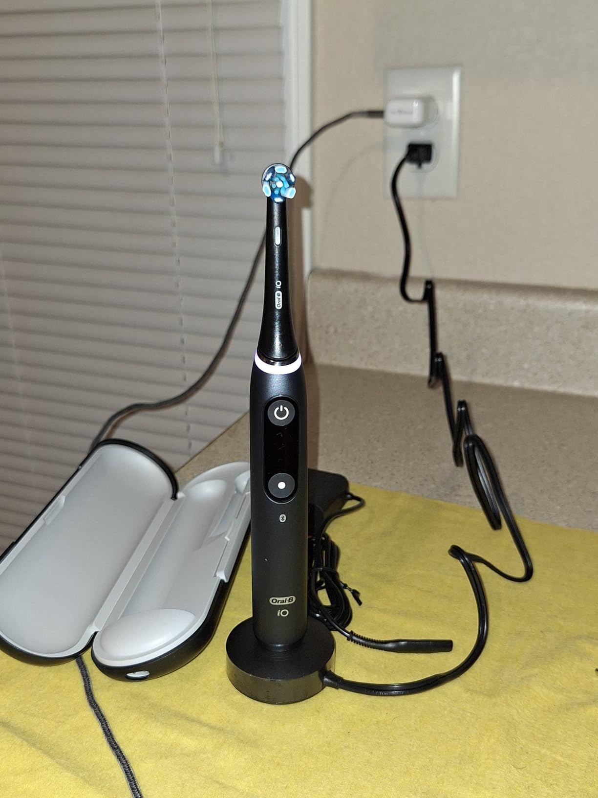 Oral-B iO Series 9 Electric Toothbrush with 4 Brush Heads, Aqua Alabaster customer photo 2