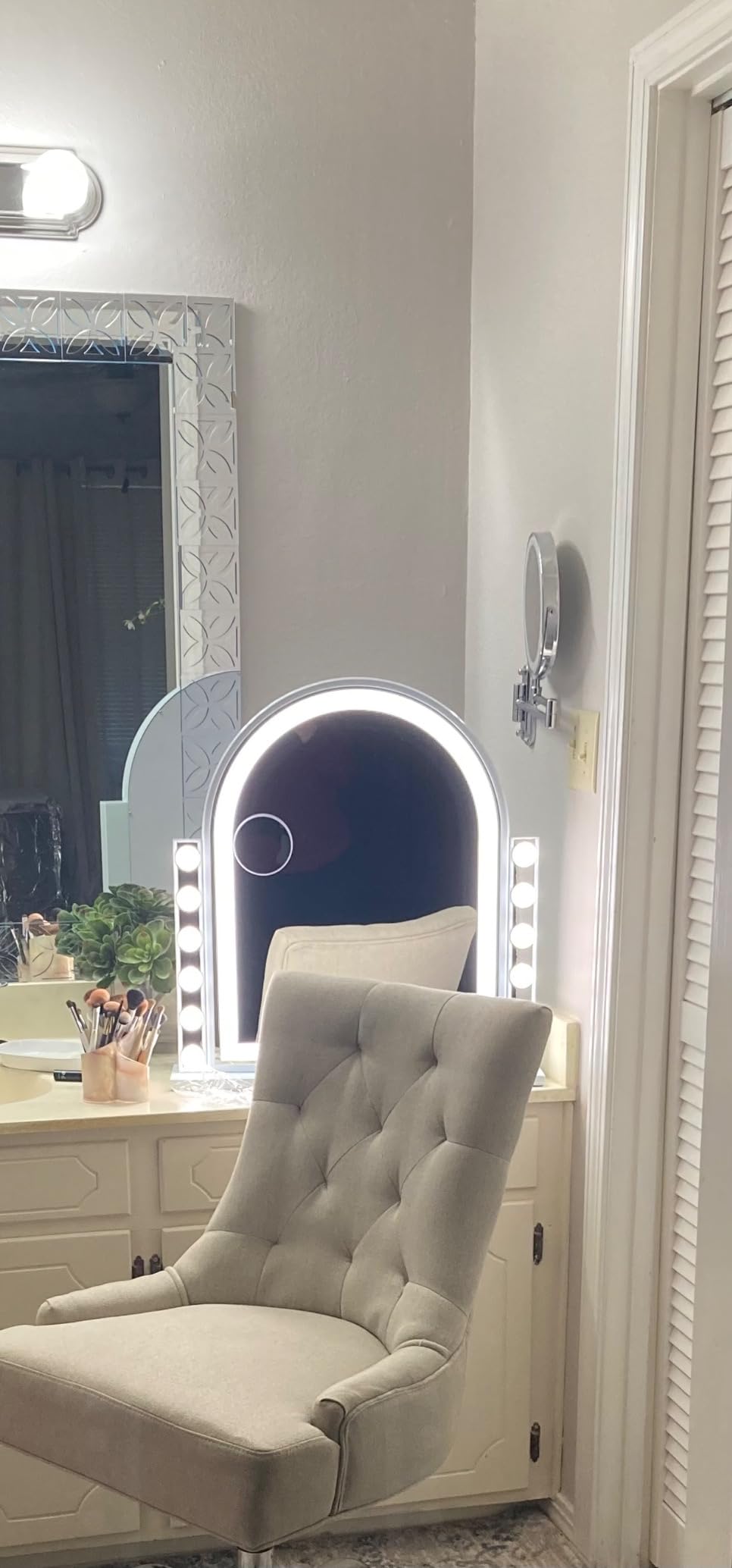 VANITII Vanity Hollywood Mirror with Lights Speaker USB Charging Lighted Makeup Mirror with Bulbs 3 Lighting Modes and Desktop Light up Mirror for Bedroom Dressing Room customer photo 2