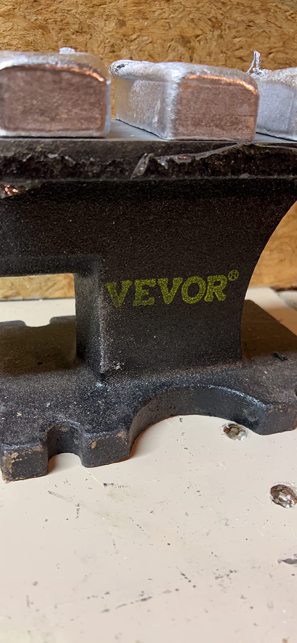 VEVOR Cast Steel Anvil, 132 Lbs/60kg Single Horn Anvil, High Hardness Rugged Round Horn Anvil Blacksmith, with Large Countertop and Stable Base, for Bending and Shaping customer photo 1