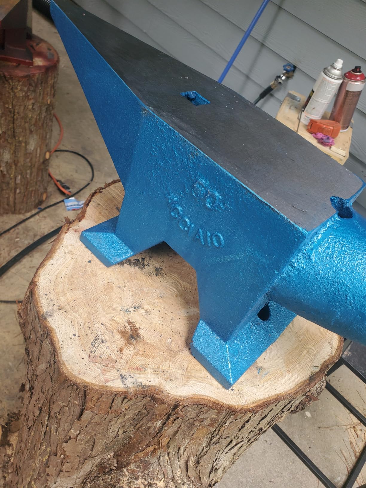 VEVOR Cast Steel Anvil, 132 Lbs/60kg Single Horn Anvil, High Hardness Rugged Round Horn Anvil Blacksmith, with Large Countertop and Stable Base, for Bending and Shaping customer photo 2