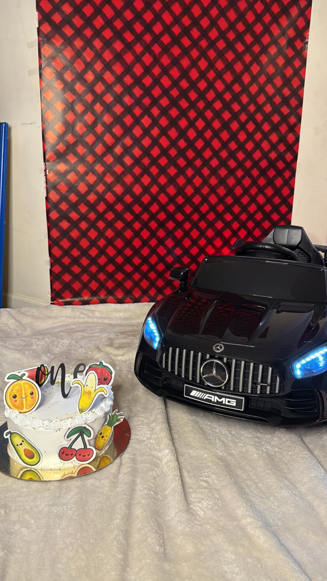 Winado 12V Licensed Mercedes Benz AMG GTR Kids Ride on Electric Car, Red customer photo 1