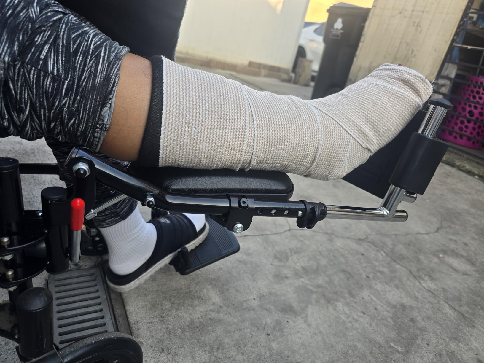 Wheelchair Elevating Legrests with Padded Calf Pads, Composite Footplates, Fits Most Standard wheelchairs of All Brands. Wheelchair Parts,Same Functional Structure as LK3JELR,T94,(1Pr, Black) customer photo 1