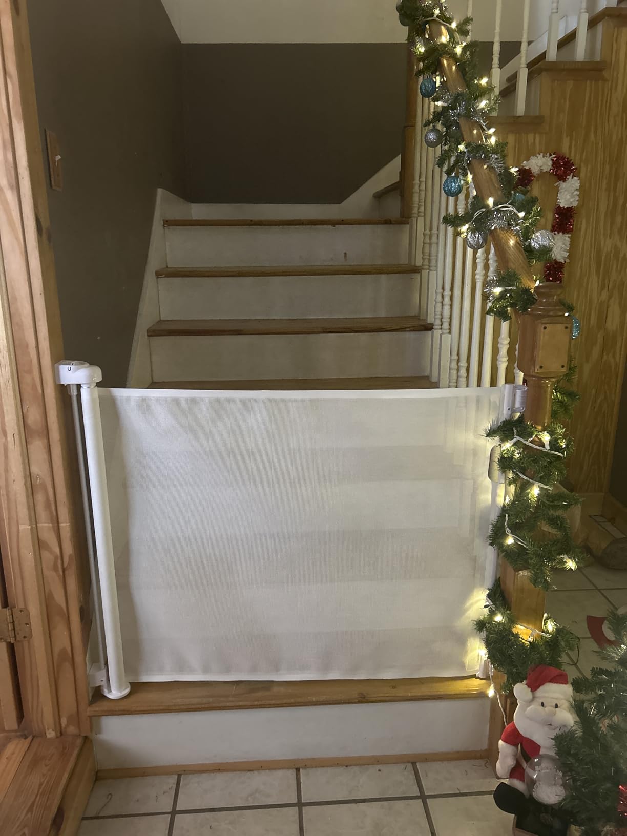 Veraste Retractable Baby Gate for Doorways and Stairs, Mesh Safety Gate for Pet, Indoor & Outdoor Use, One-Hand Operation, Easy Installation, 33.6