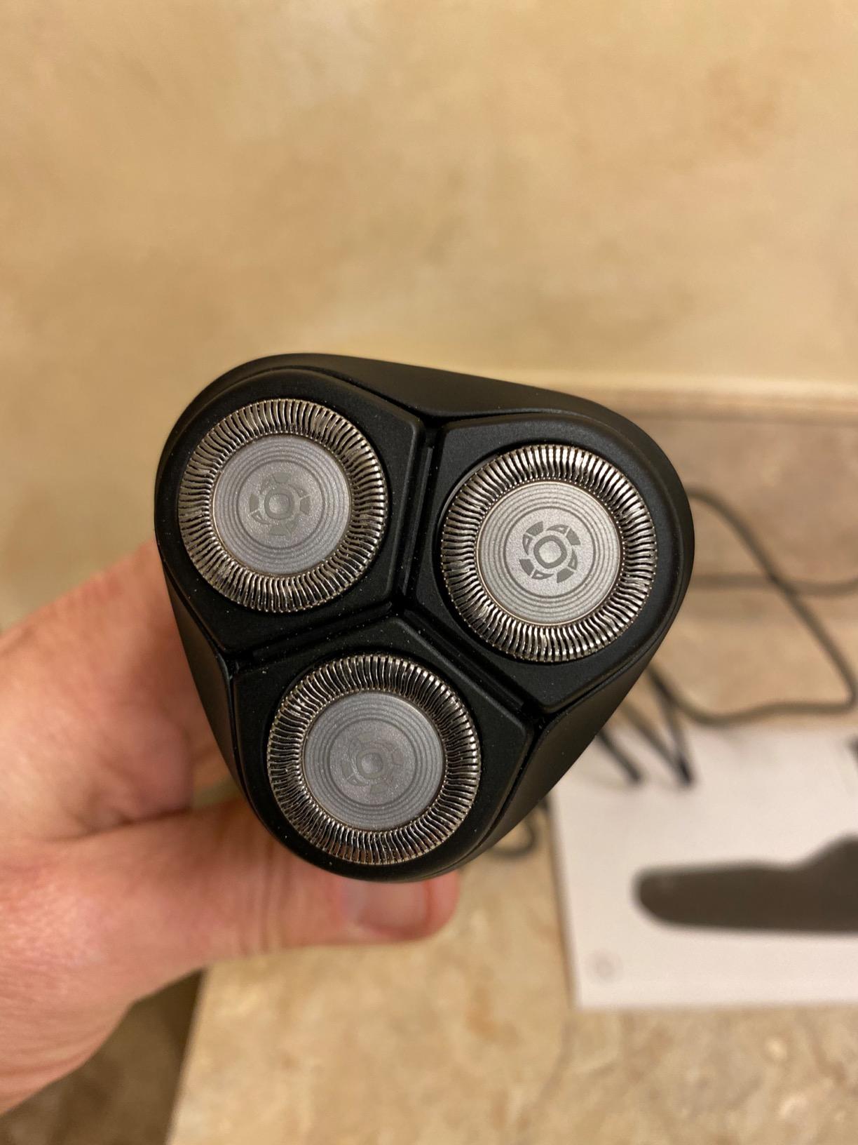 Philips Norelco 1100 Electric Shaver, Deep Black customer photo 2