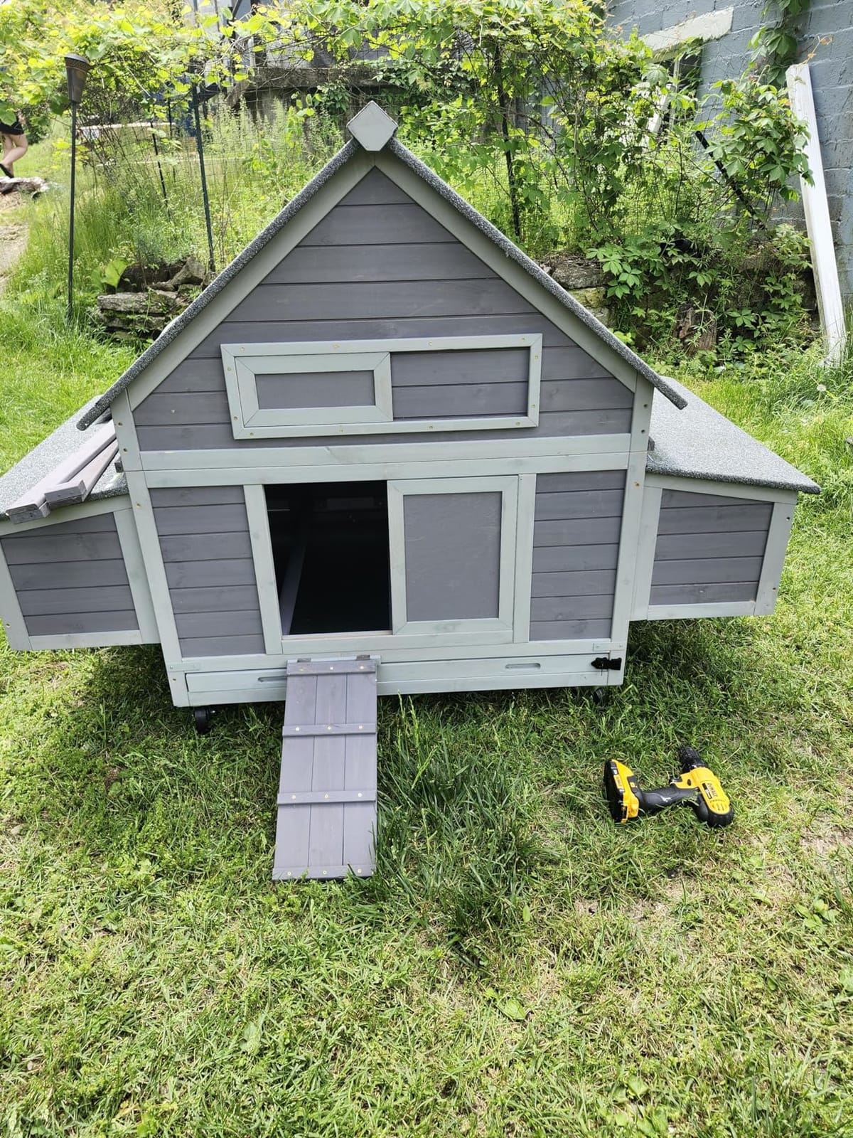 GUTINNEEN Large Chicken Coop with Durable Wheels for 8-10 Chickens, 68.1
