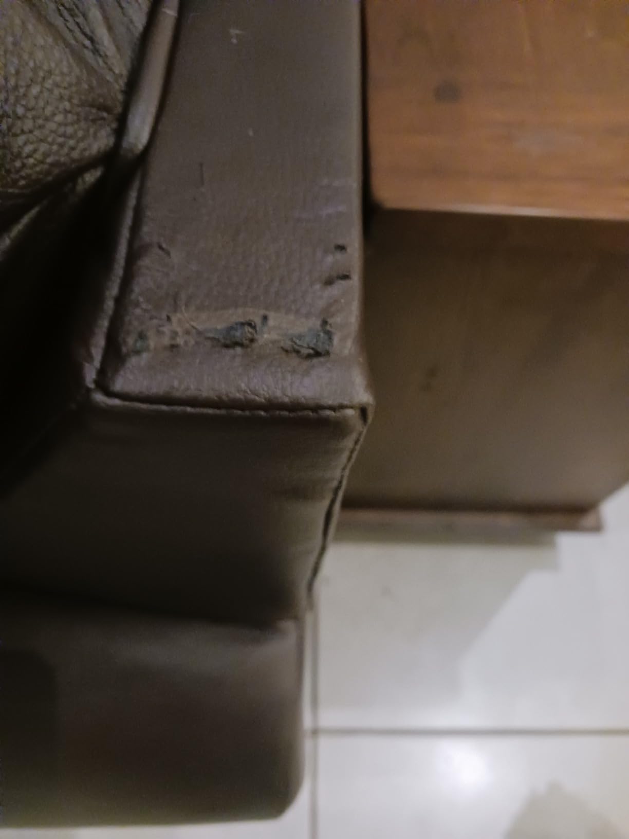 Signature Design by Ashley 92-in Classic Leather Sofa Couch, Dark Brown customer photo 1