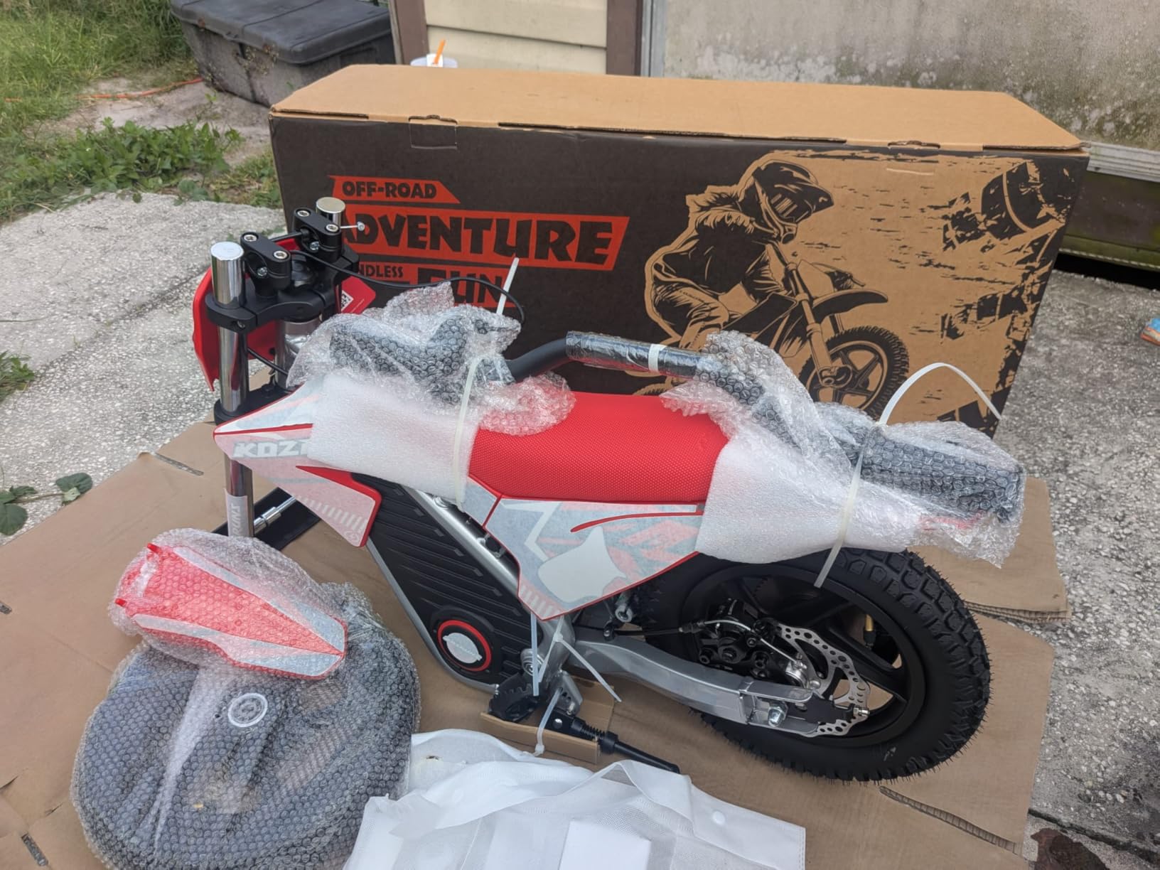 AIII Kids Electric Dirt Bike, 36V 350W, 18.6 MPH, 14-Inch, Ages 5-8 customer photo 1