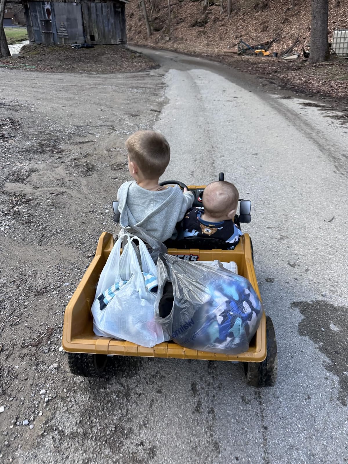 NEWQIDA 24V Ride on Dump Truck 2 Seater Ride on Toys for Kids 3-6, Yellow customer photo 2