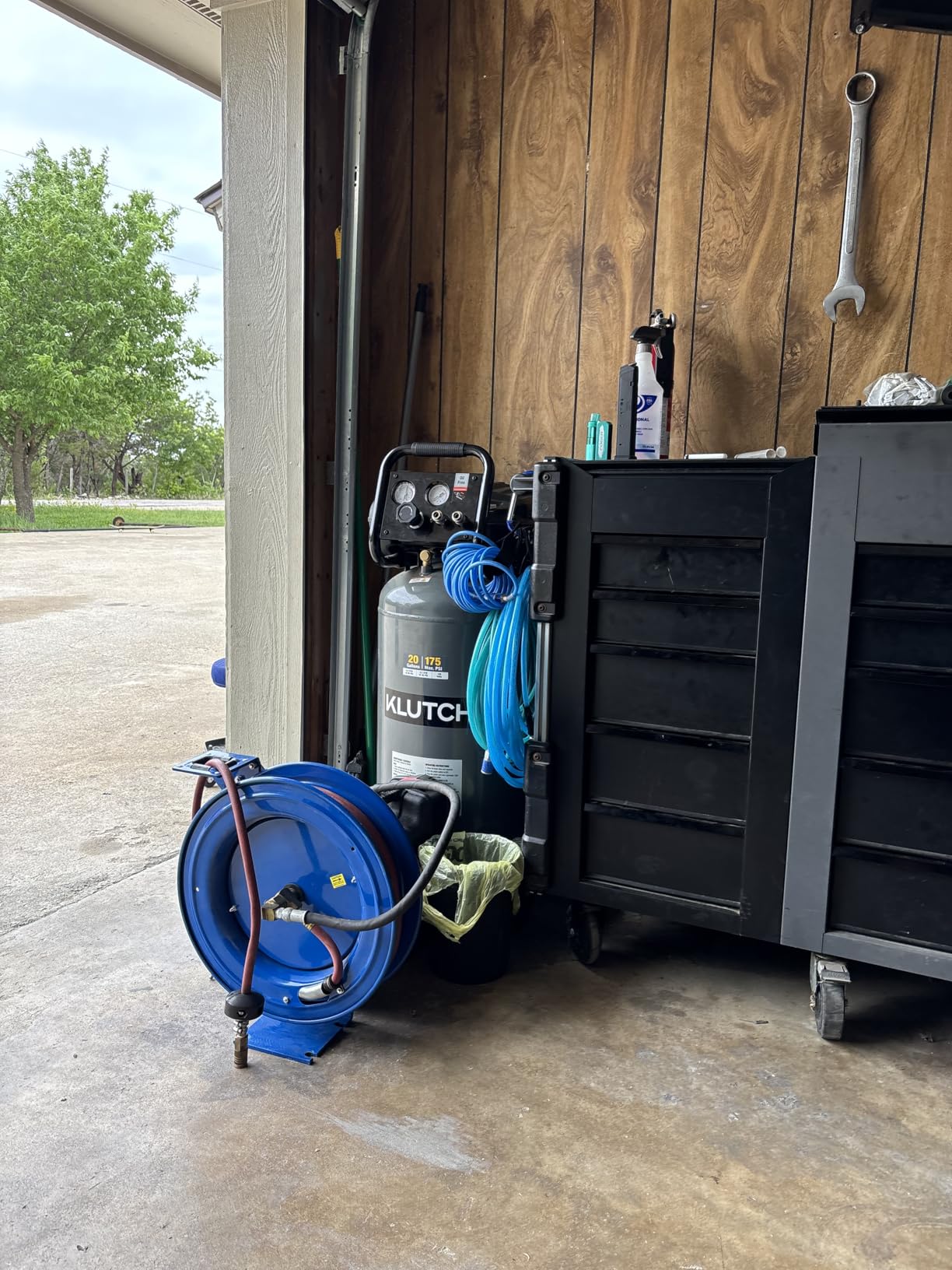 Klutch 29-Gallon Air Compressor, 2.5 HP, 120V, 175 PSI, 5.1 CFM at 90 PSI customer photo 1