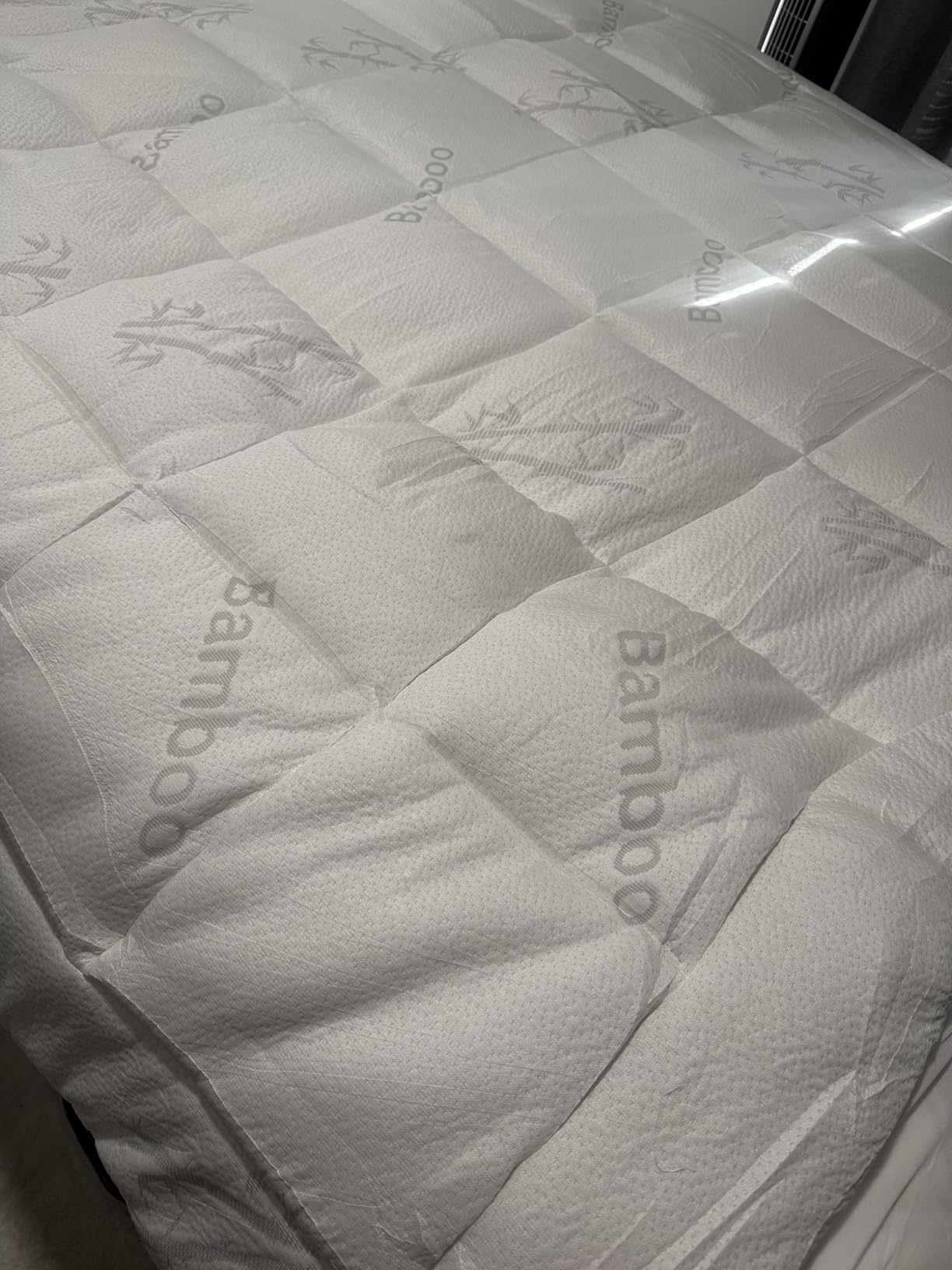Love's cabin Queen Mattress Topper Viscose Derived from Bamboo, Thick Pillow Top Mattress Pad with Stretchable Pockets for 8