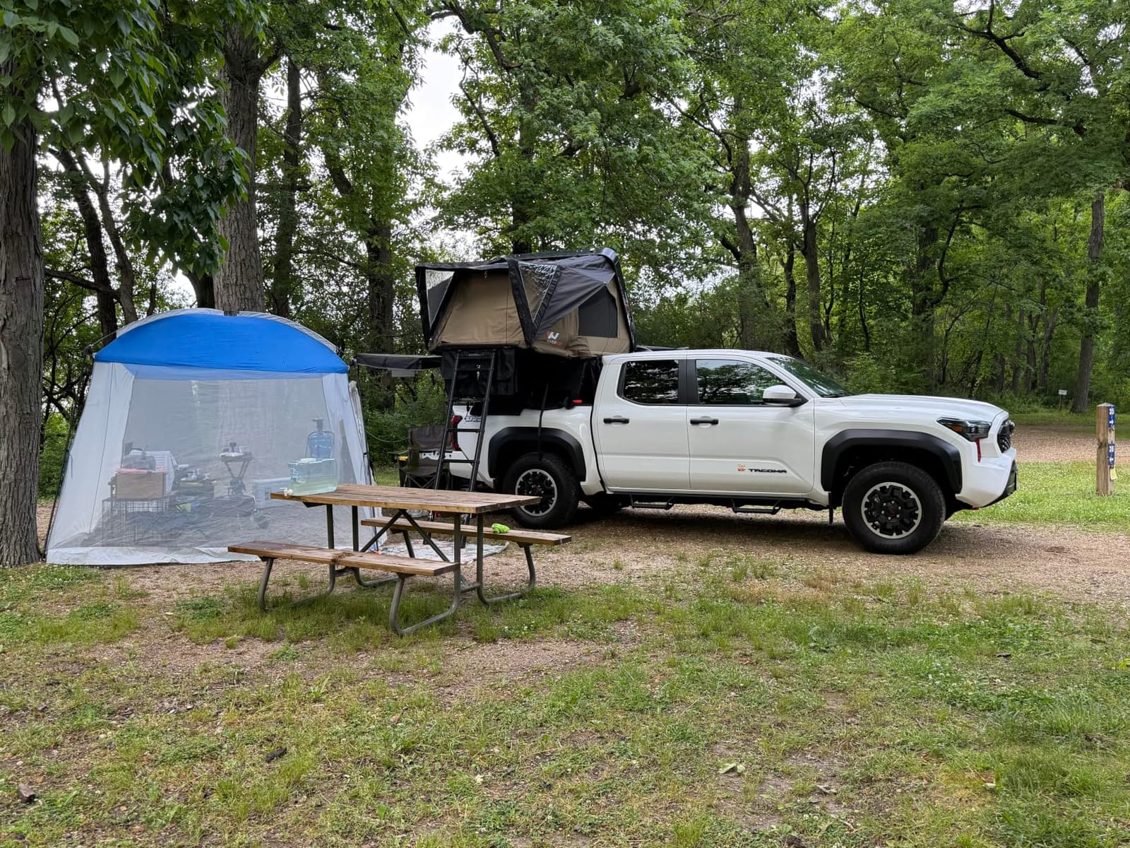 Naturnest Rooftop Tent Hard Shell, Easy Set Up Pop Up Large Tent for 2-3 Person Camping, Waterproof UV-Resistant Blackout 4 Season Tents for Truck, Jeep, SUV, Van, Trailer - Sirius 1 Plus customer photo 1