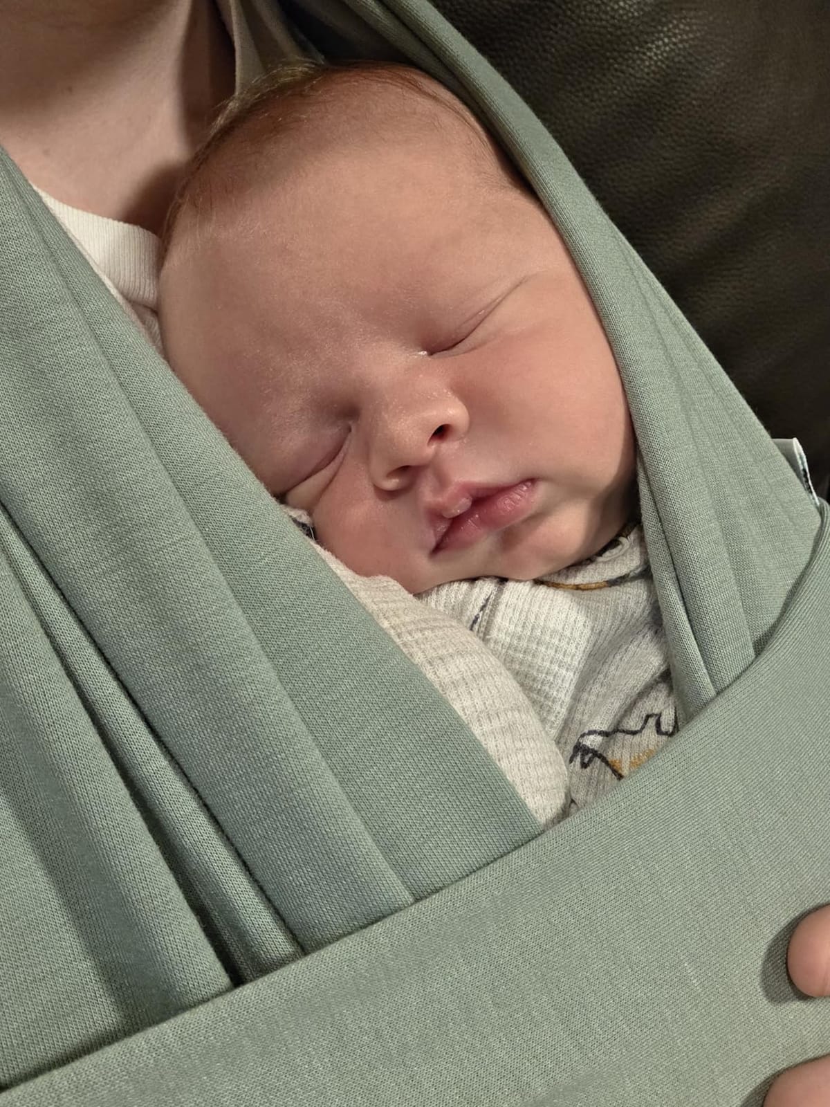 Sleepy Wrap Baby Carrier Wrap for Infants 7-35lbs, Lightweight, Dark Gray customer photo 2