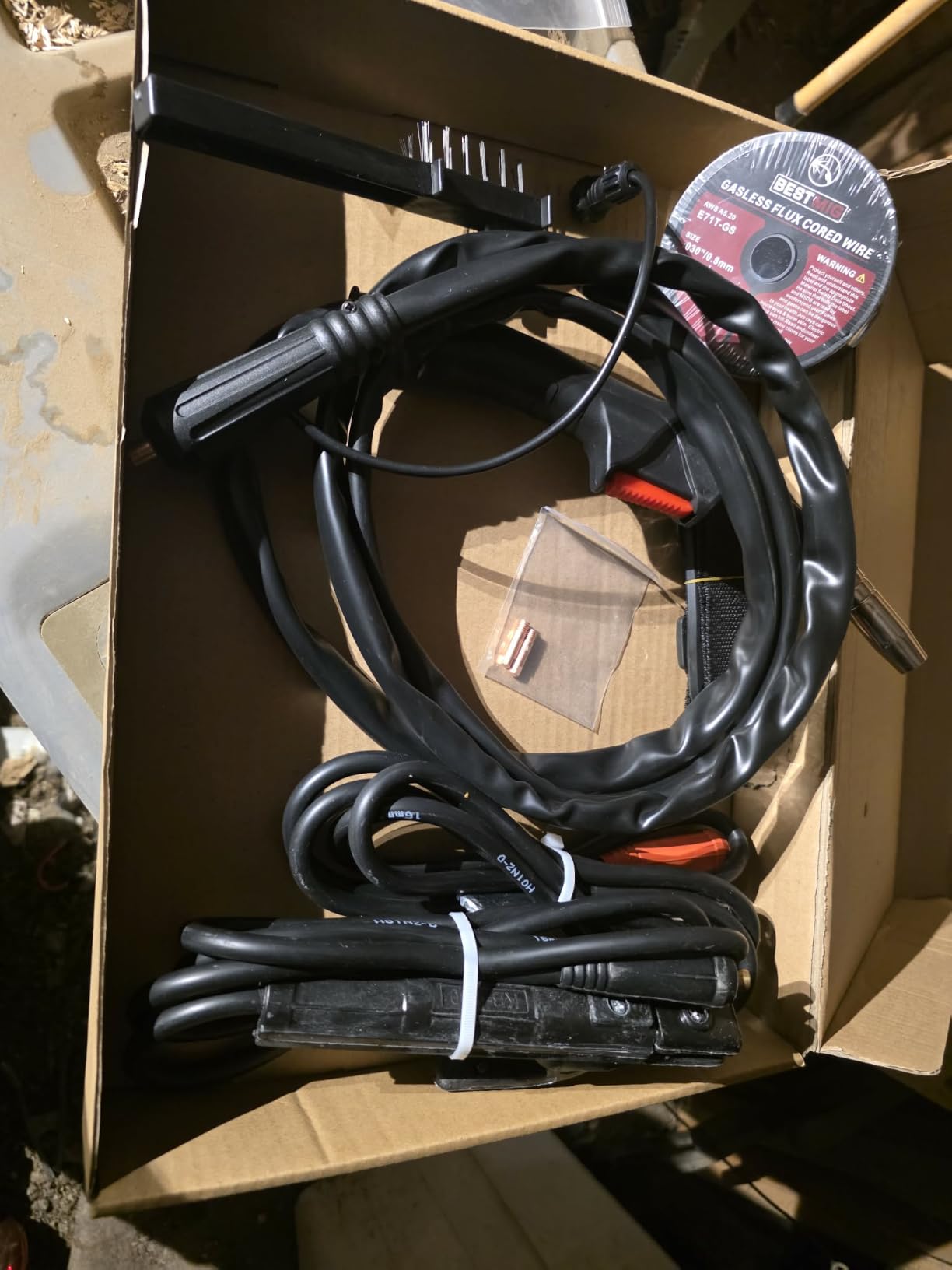 BESTMIG 135A MIG Welder - 3-in-1 Flux Core Welder, MIG/Lift TIG/Stick Welding Machine - Portable IGBT Inverter - 110V with Welding Helmets and Gloves (Red Black, MIG 135A Welder) customer photo 2