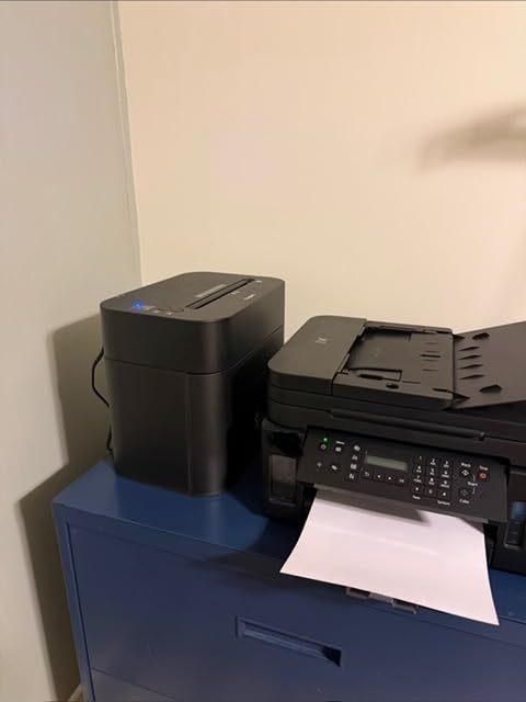 Staples 150-Sheet Micro-Cut Paper Shredder, Autofeed, Anti-Jam, Black customer photo 1