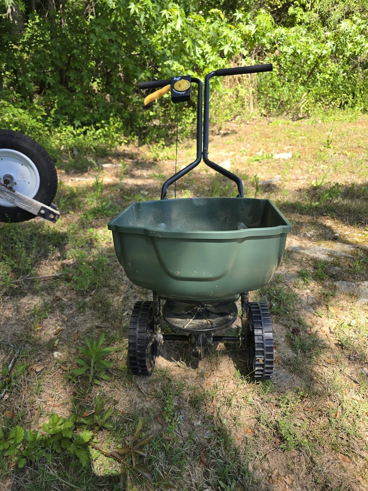 Amazon Basics Fertilizer Spreader for Lawn, Evenly Spreading, Multi-Gear System, Covers 5000 Square Feet per Load, 33 Pounds, 0.53 Cubic Feet, All Season, 1-Pack customer photo 1