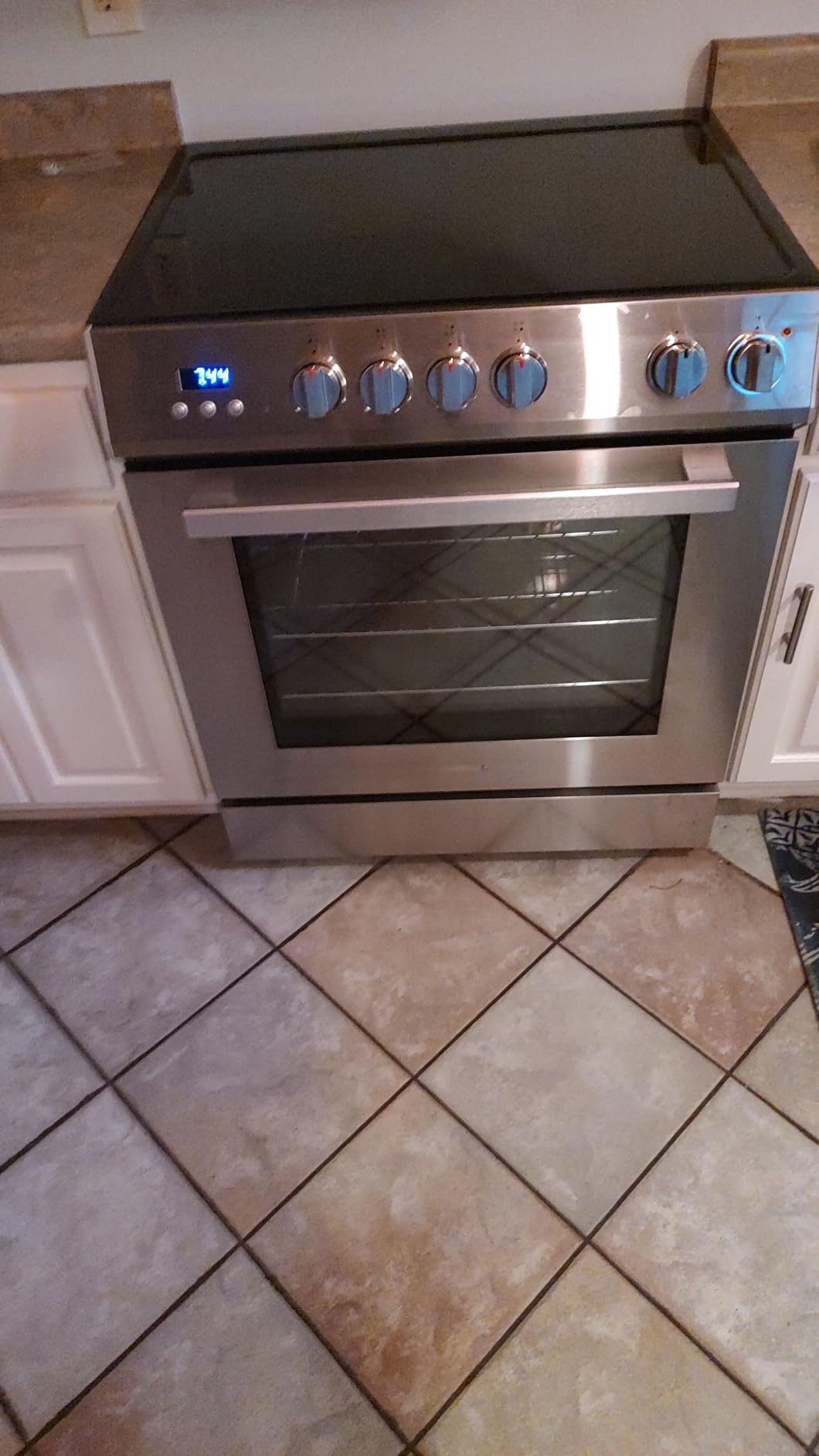 30 in. Stellar Coll 4.9 cu. ft. 4 Burner Electric Range, Convection, Black customer photo 1