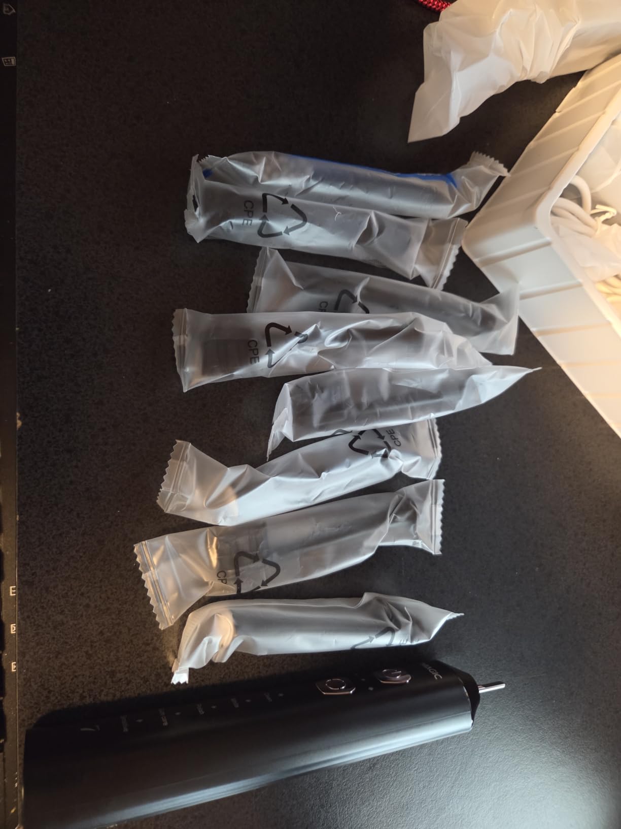 7MAGIC Sonic Electric Toothbrush, 180-Day Runtime, 42000VPM, 8 Heads, Black customer photo 1