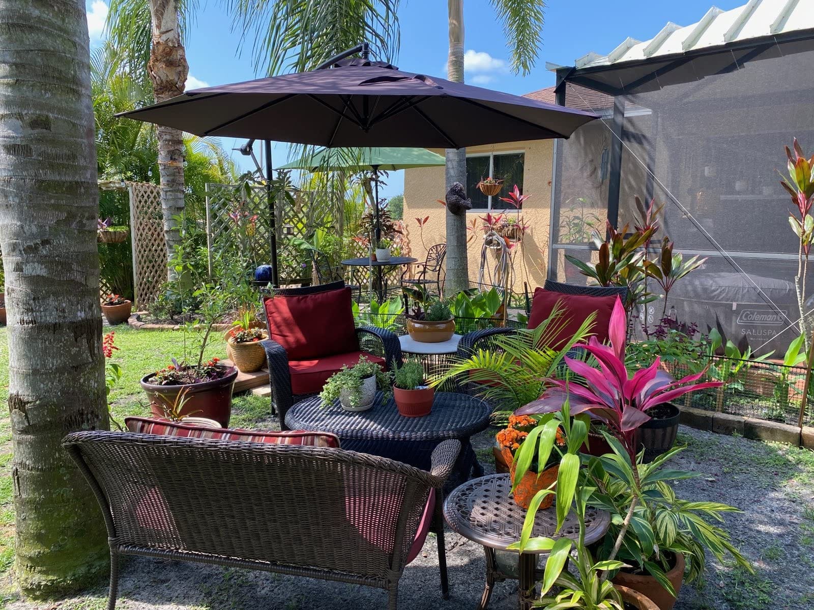 wikiwiki 10ft Solar LED Offset Patio Umbrella, Outdoor Cantilever Patio Umbrellas with Solar Lights for Backyard, Poolside and Garden, Easy Tilt Adjustment, 32 LED Lights & Polyester Shade, Tan customer photo 2