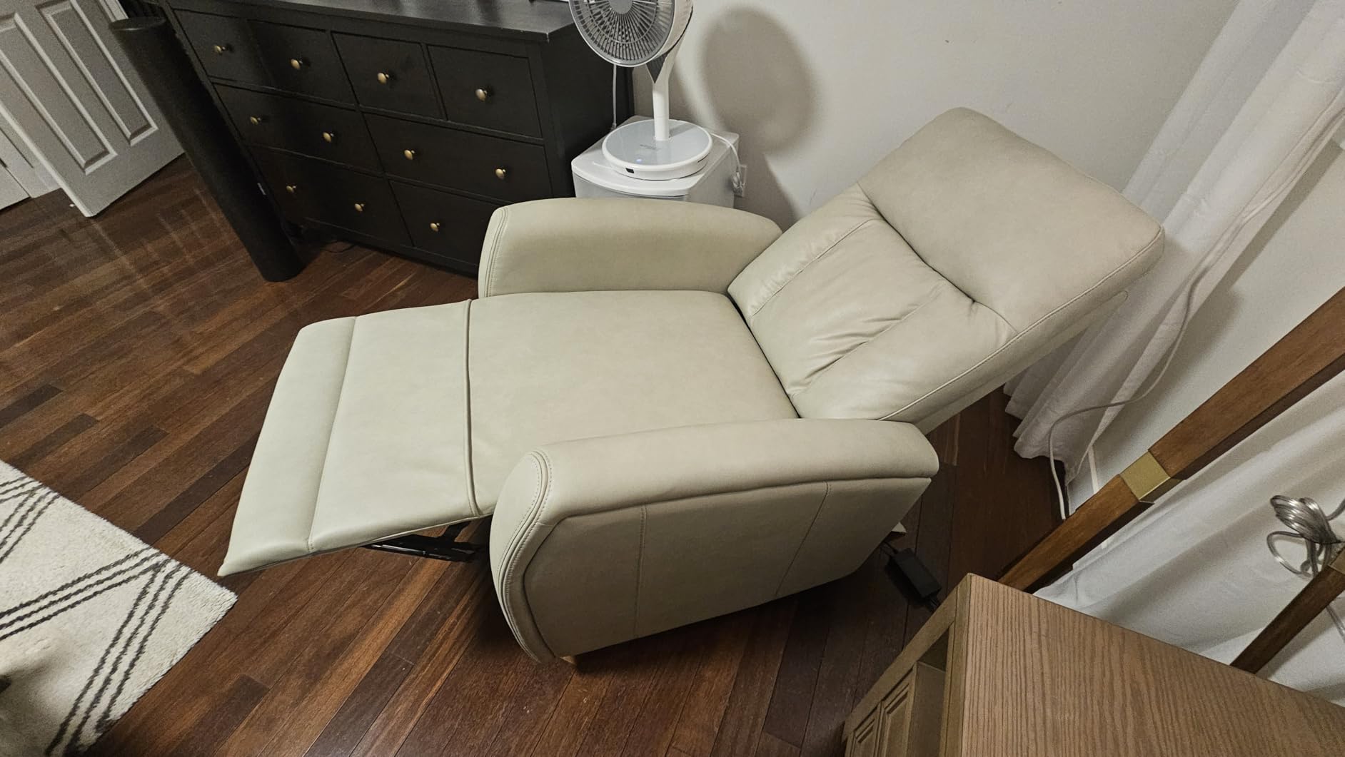 KISLOT Wall Hugger Power Recliner Chair with USB & Type-C Ports Faux Leather Recliner 135° Reclining Small Space Electric Sofa for RV Living Room Bedroom customer photo 1